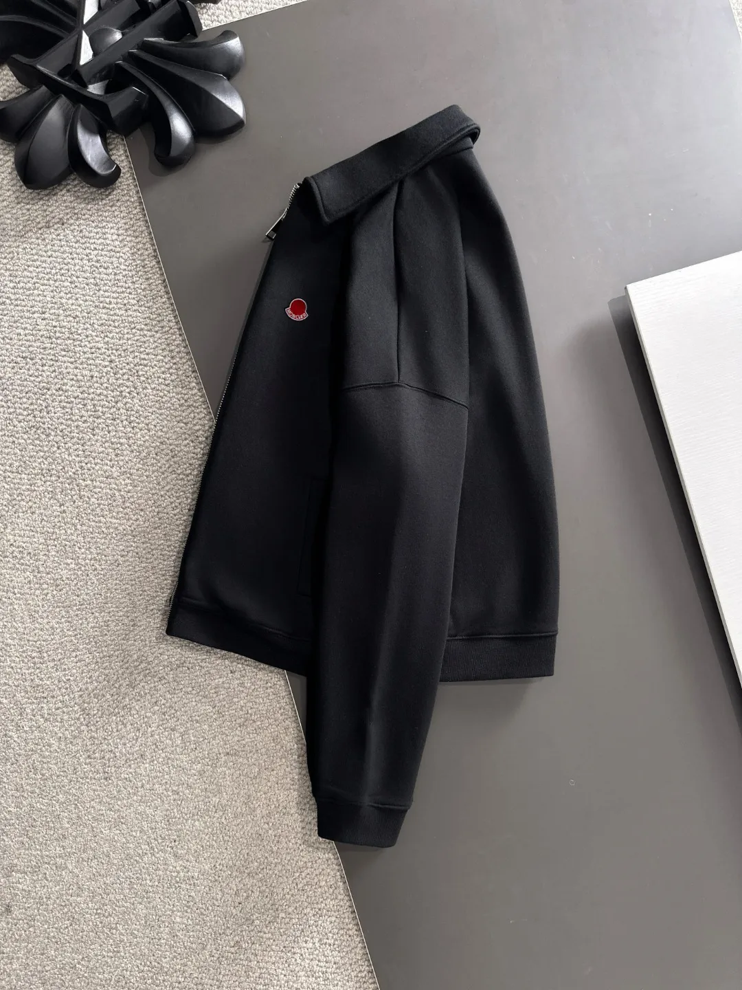 Next day delivery P460 High quality MONCLER/muzzle Exclusive debut of the new 25ss autumn and winter lapel zipper jacket Many stars have the same style. Craftsmanship that ordinary small workshops cannot copy. We are not afraid of any challenges in terms of materials, detail restoration and craftsmanship, just to provide everyone with wonderful products. Compare the top original versions at will. No expense is spared just to do better. Unique imported fabric feel. Purely imported German machine production. Precision operation and thousands of needle density. A full set of new accessories with three standards can be customized at the same time. The upper body is versatile and fashionable. The perfect choice for autumn and winter. The must-have item. Size chart: S to XXL (or state your height and weight when placing an order)