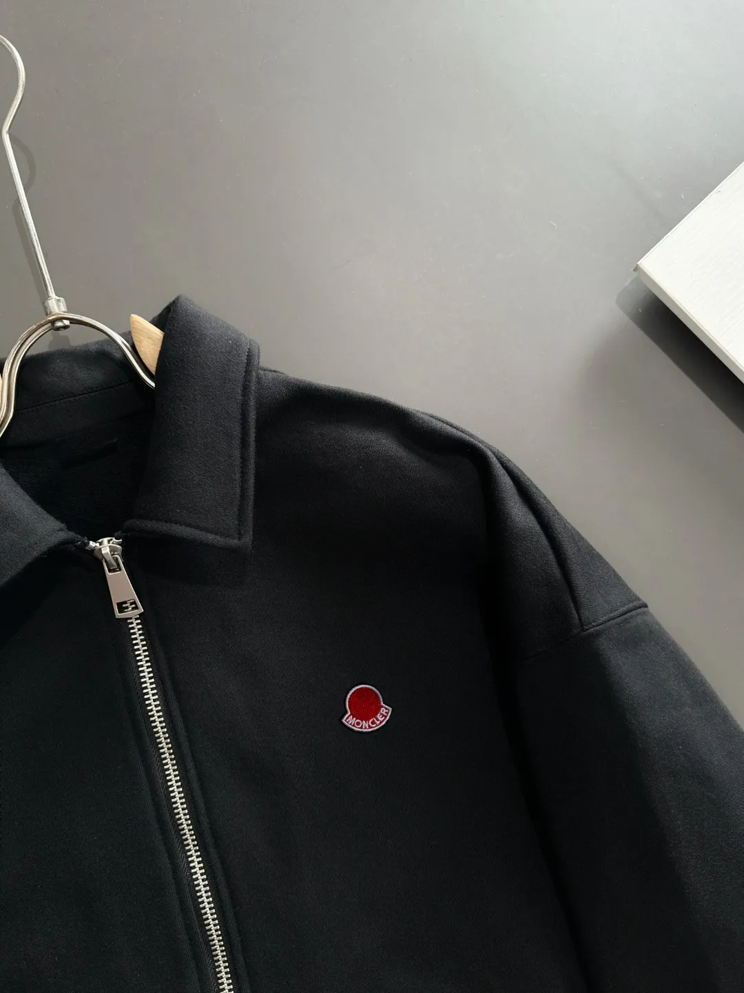 Next day delivery P460 High quality MONCLER/muzzle Exclusive debut of the new 25ss autumn and winter lapel zipper jacket Many stars have the same style. Craftsmanship that ordinary small workshops cannot copy. We are not afraid of any challenges in terms of materials, detail restoration and craftsmanship, just to provide everyone with wonderful products. Compare the top original versions at will. No expense is spared just to do better. Unique imported fabric feel. Purely imported German machine production. Precision operation and thousands of needle density. A full set of new accessories with three standards can be customized at the same time. The upper body is versatile and fashionable. The perfect choice for autumn and winter. The must-have item. Size chart: S to XXL (or state your height and weight when placing an order)