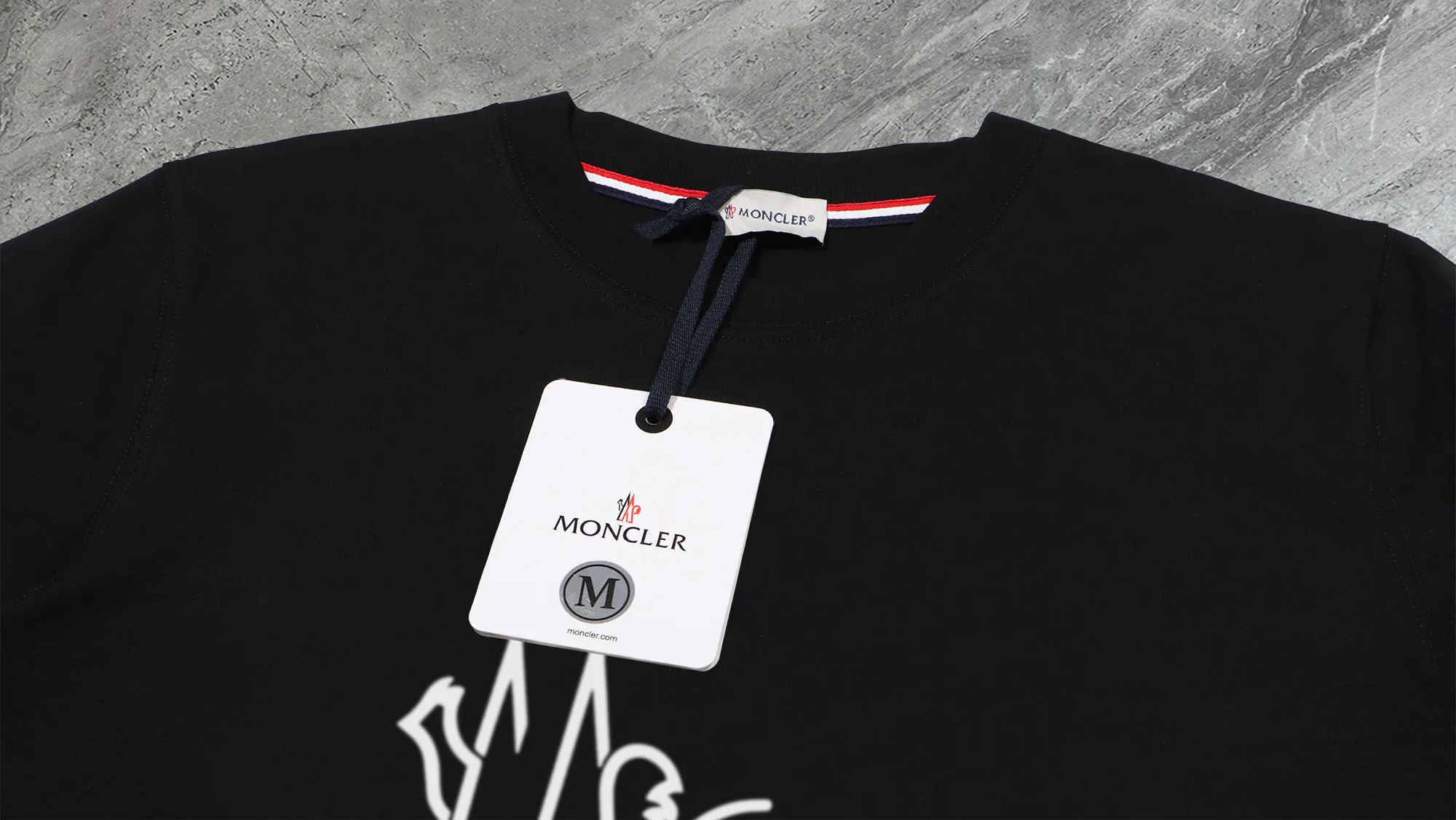 P210 High-version sweatshirt) [Long-term stock] 〖𝐌𝐎𝐍𝐂𝐋𝐄𝐑~Mask〗 Made of 440g heavy-weight fabric. It is different from the market currency. It can be matched with any variety and is properly handsome. 😎The whole dress is made of double waistcoats. The double waistcoats make the whole dress more three-dimensional. Not ordinary factories can do such fine work. 2025 Spring runway version of the T stage, on sale at the counter, round neck terry sweatshirt, high-end double-strand pure cotton, custom-made stretch ribs, dyed in the same vat, complete with three standards, matched with exquisite embroidered LOGO on the chest, simple and advanced, same style for men and women. Color: black, apricot, white, size: S M L XL 2XL