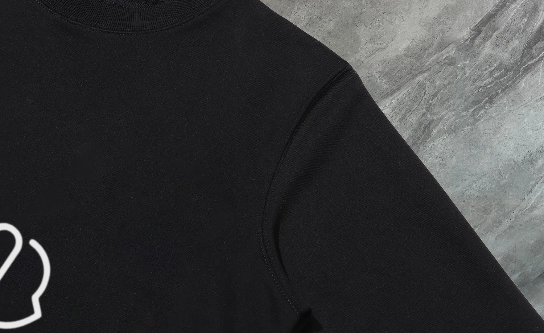 P210 High-version sweatshirt) [Long-term stock] 〖𝐌𝐎𝐍𝐂𝐋𝐄𝐑~Mask〗 Made of 440g heavy-weight fabric. It is different from the market currency. It can be matched with any variety and is properly handsome. 😎The whole dress is made of double waistcoats. The double waistcoats make the whole dress more three-dimensional. Not ordinary factories can do such fine work. 2025 Spring runway version of the T stage, on sale at the counter, round neck terry sweatshirt, high-end double-strand pure cotton, custom-made stretch ribs, dyed in the same vat, complete with three standards, matched with exquisite embroidered LOGO on the chest, simple and advanced, same style for men and women. Color: black, apricot, white, size: S M L XL 2XL