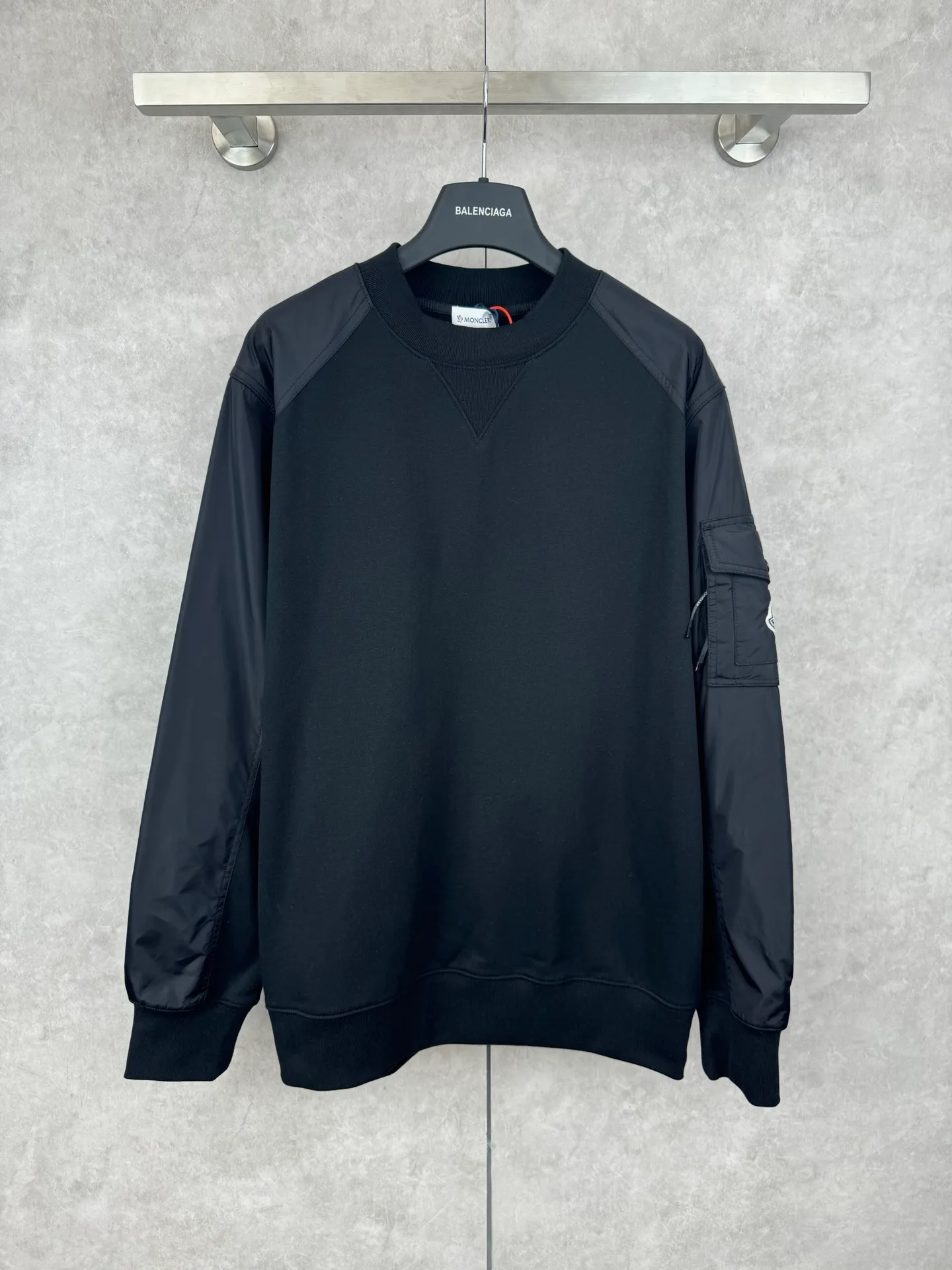 P420 Moncler logo patch pocket splicing sweatshirt SIZE S/M/L/XL Customized soft velvet cotton blended warm core material and tough nylon high-density woven material. Smooth and delicate, comfortable and close to the skin. With a deep black curtain as the base, a triangular world is quietly drawn on the chest. Iconic Moncler logo embroidery logo decorates the sleeves. Integrated nylon fabric to embellish the square silhouette. Cross-disciplinary aesthetic grafting. Exquisite small pocket design Revealing a flexible and relaxed beauty, deconstructing the attitude of modern gentlemen and showing taste in silence. Process 1: Needle and shuttle stitching technology can make full use of the respective advantages of knitted fabrics and woven fabrics. By choosing the appropriate sewing process and stitches, the splicing parts can be ensured to be strong and beautiful. Process 2: Template machine bag opening. The preset template guides the position, shape and size of the bag opening. The accuracy ensures the quality of the bag opening effect. Process 3: The fabrics are washed and have a better hand feel. Not easy to deform, not easy to shrink, not easy to fade, maintain long-term beauty