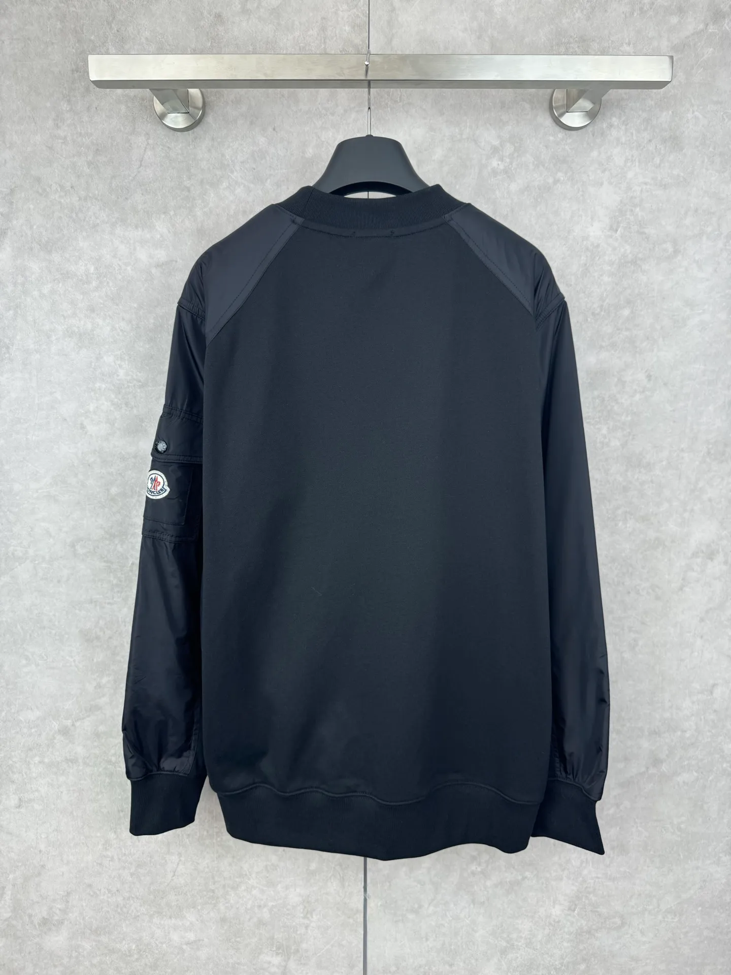 P420 Moncler logo patch pocket splicing sweatshirt SIZE S/M/L/XL Customized soft velvet cotton blended warm core material and tough nylon high-density woven material. Smooth and delicate, comfortable and close to the skin. With a deep black curtain as the base, a triangular world is quietly drawn on the chest. Iconic Moncler logo embroidery logo decorates the sleeves. Integrated nylon fabric to embellish the square silhouette. Cross-disciplinary aesthetic grafting. Exquisite small pocket design Revealing a flexible and relaxed beauty, deconstructing the attitude of modern gentlemen and showing taste in silence. Process 1: Needle and shuttle stitching technology can make full use of the respective advantages of knitted fabrics and woven fabrics. By choosing the appropriate sewing process and stitches, the splicing parts can be ensured to be strong and beautiful. Process 2: Template machine bag opening. The preset template guides the position, shape and size of the bag opening. The accuracy ensures the quality of the bag opening effect. Process 3: The fabrics are washed and have a better hand feel. Not easy to deform, not easy to shrink, not easy to fade, maintain long-term beauty
