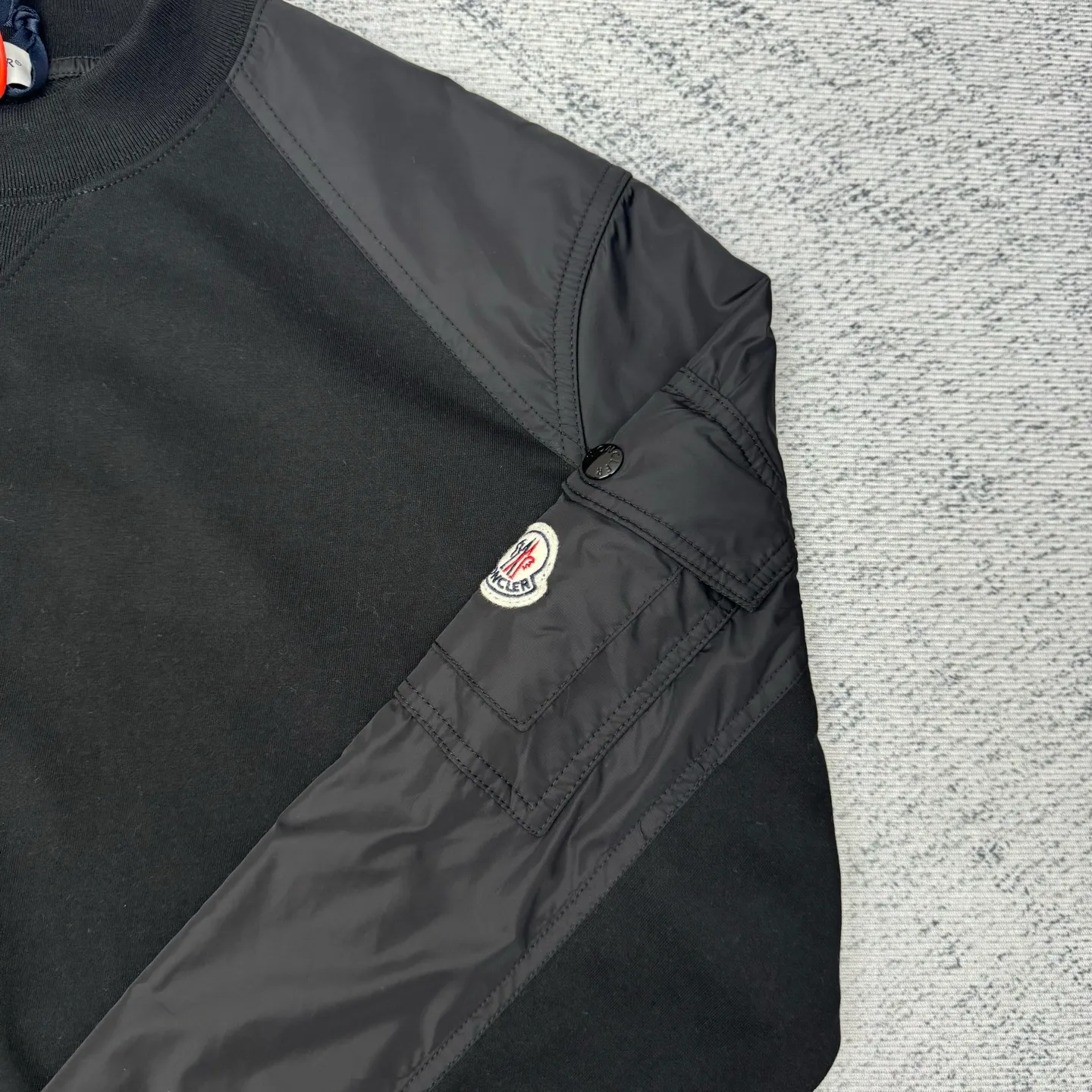 P420 Moncler logo patch pocket splicing sweatshirt SIZE S/M/L/XL Customized soft velvet cotton blended warm core material and tough nylon high-density woven material. Smooth and delicate, comfortable and close to the skin. With a deep black curtain as the base, a triangular world is quietly drawn on the chest. Iconic Moncler logo embroidery logo decorates the sleeves. Integrated nylon fabric to embellish the square silhouette. Cross-disciplinary aesthetic grafting. Exquisite small pocket design Revealing a flexible and relaxed beauty, deconstructing the attitude of modern gentlemen and showing taste in silence. Process 1: Needle and shuttle stitching technology can make full use of the respective advantages of knitted fabrics and woven fabrics. By choosing the appropriate sewing process and stitches, the splicing parts can be ensured to be strong and beautiful. Process 2: Template machine bag opening. The preset template guides the position, shape and size of the bag opening. The accuracy ensures the quality of the bag opening effect. Process 3: The fabrics are washed and have a better hand feel. Not easy to deform, not easy to shrink, not easy to fade, maintain long-term beauty