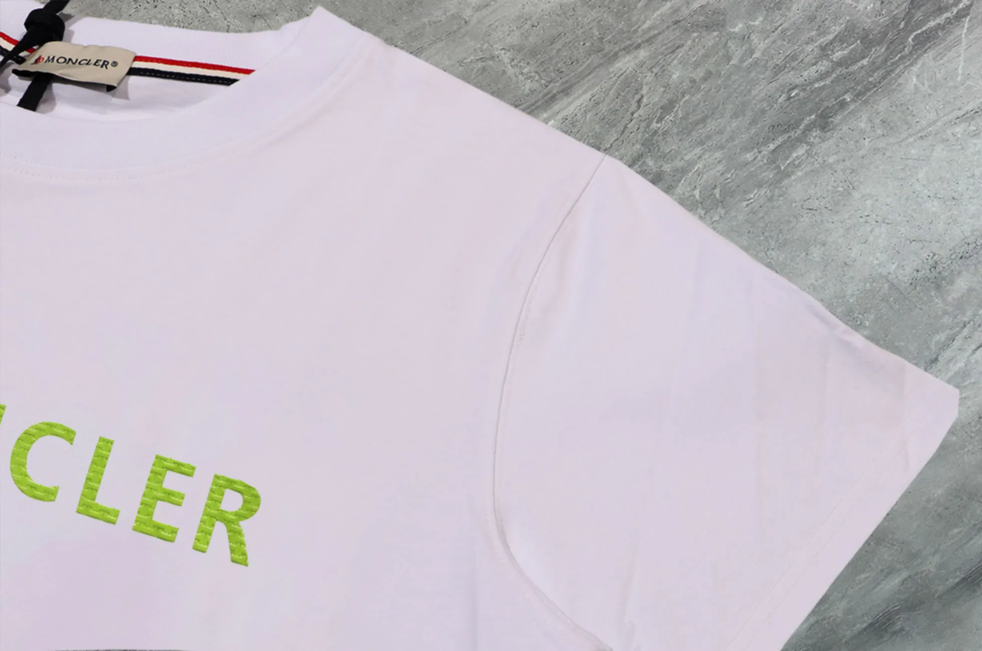 P140 💰Upgraded version "Mobile phone smart sensor ~ NFC chip armband ~ direct access to the official website for anti-counterfeiting" "Moncler ~ Mouth Mouth" 2025 new high-quality round neck short-sleeved T-shirt. The cuffs have imported embroidered labels. Customized dyeing, very comfortable to touch. Super versatile and good-looking short-sleeved. Complete with three labels. Non-market ordinary version. Feel free to compare. Quality is absolutely guaranteed! ‼ First of all, this original fabric is all custom-woven with 32-count double yarn fabric, 250G, and the weight is the same‼ Fine workmanship, double waistcoat method, double waistcoat method, double waistcoat method makes the whole dress more three-dimensional, which is not a craft that ordinary T-shirts can achieve🤪 Size: S-M-L-XL-2XL Color: black, white, apricot, same style for men and women