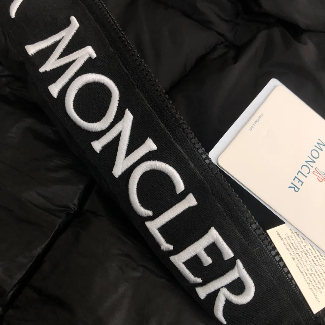 P760 MONCLER masked down jacket with large webbing and embroidered letters, upgraded logo with induction anti-counterfeiting and the latest NFC anti-counterfeiting technology. Same style as the counter, filled with fluffy and full 90 white duck down, customer-supplied fabrics, original hardware molding, placket with large letters embroidered webbing, same style for men and women. Color: black (the armband is divided into white label/black label) white code number: 1 2 3 4 5