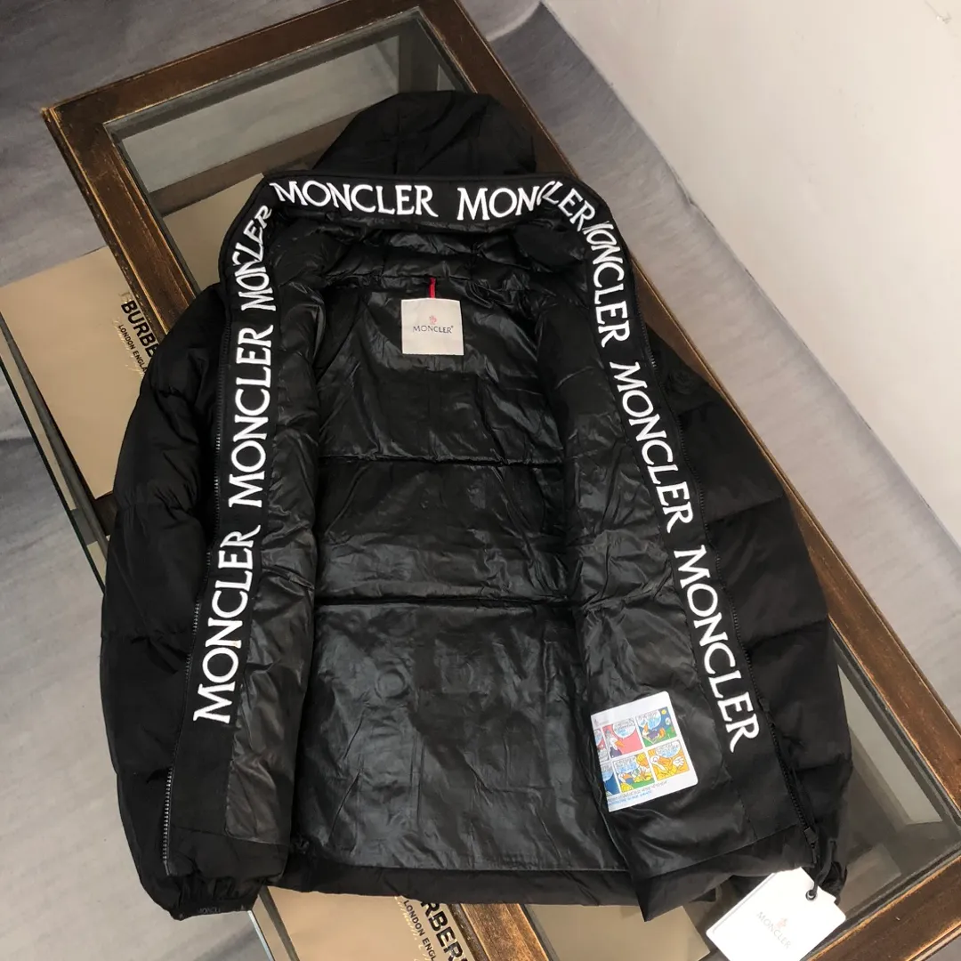 P760 MONCLER masked down jacket with large webbing and embroidered letters, upgraded logo with induction anti-counterfeiting and the latest NFC anti-counterfeiting technology. Same style as the counter, filled with fluffy and full 90 white duck down, customer-supplied fabrics, original hardware molding, placket with large letters embroidered webbing, same style for men and women. Color: black (the armband is divided into white label/black label) white code number: 1 2 3 4 5