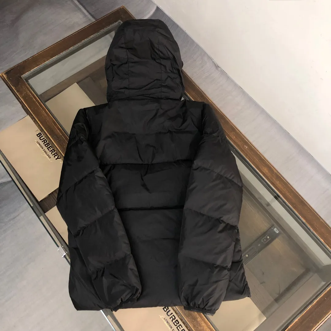 P760 MONCLER masked down jacket with large webbing and embroidered letters, upgraded logo with induction anti-counterfeiting and the latest NFC anti-counterfeiting technology. Same style as the counter, filled with fluffy and full 90 white duck down, customer-supplied fabrics, original hardware molding, placket with large letters embroidered webbing, same style for men and women. Color: black (the armband is divided into white label/black label) white code number: 1 2 3 4 5