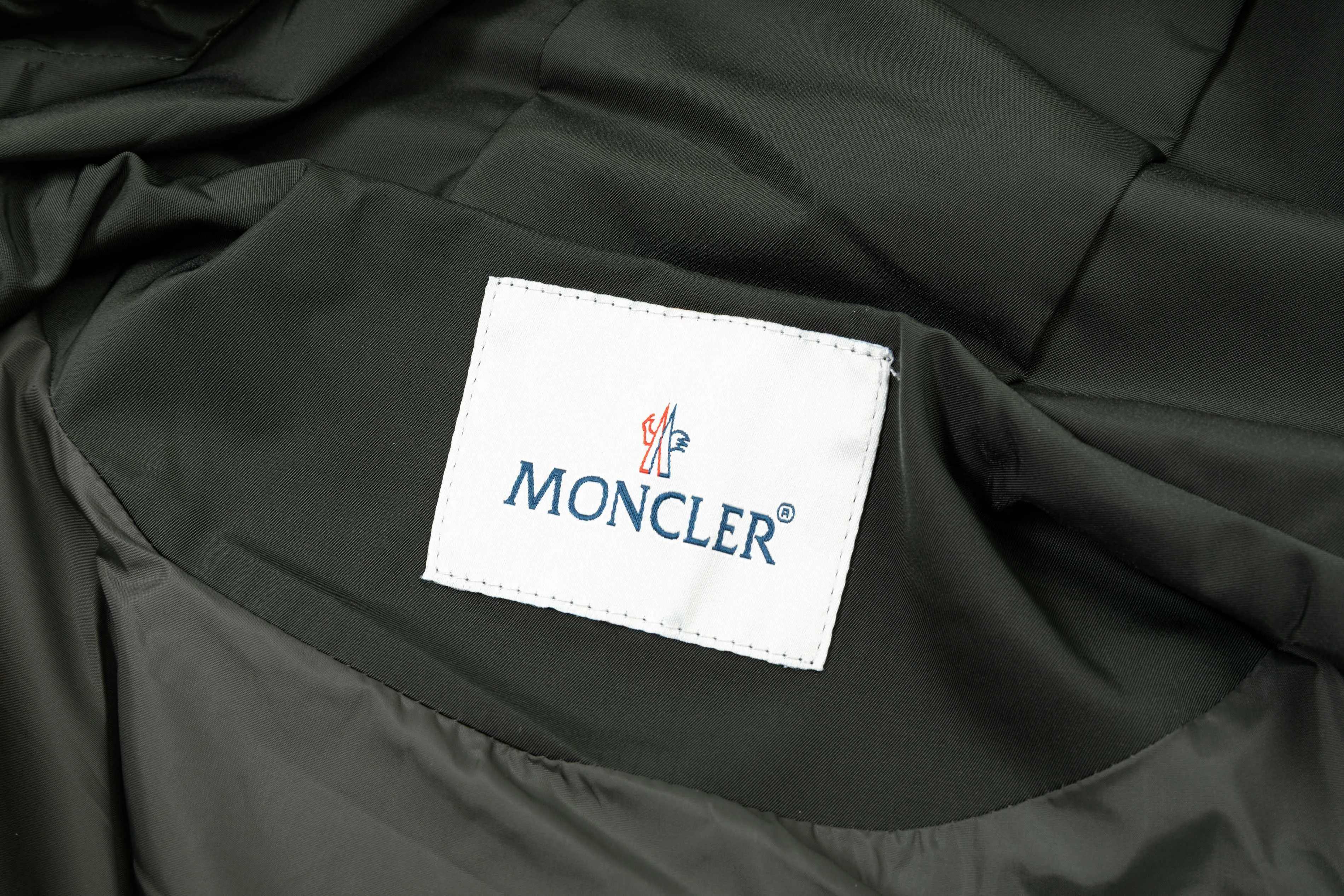 P410 2025 MONCLER new autumn and winter products Customized hardware Embroidered Logo. High-quality hooded jacket Mainly recommended version Selected custom fabrics Higher grade High-density memory brushed lining More fashionable and comfortable High-standard customization The upper body is very stylish Classic and versatile Can be matched with any fashion The fit is super good and highly recommended!  Color: dark green black Size: M-3XL