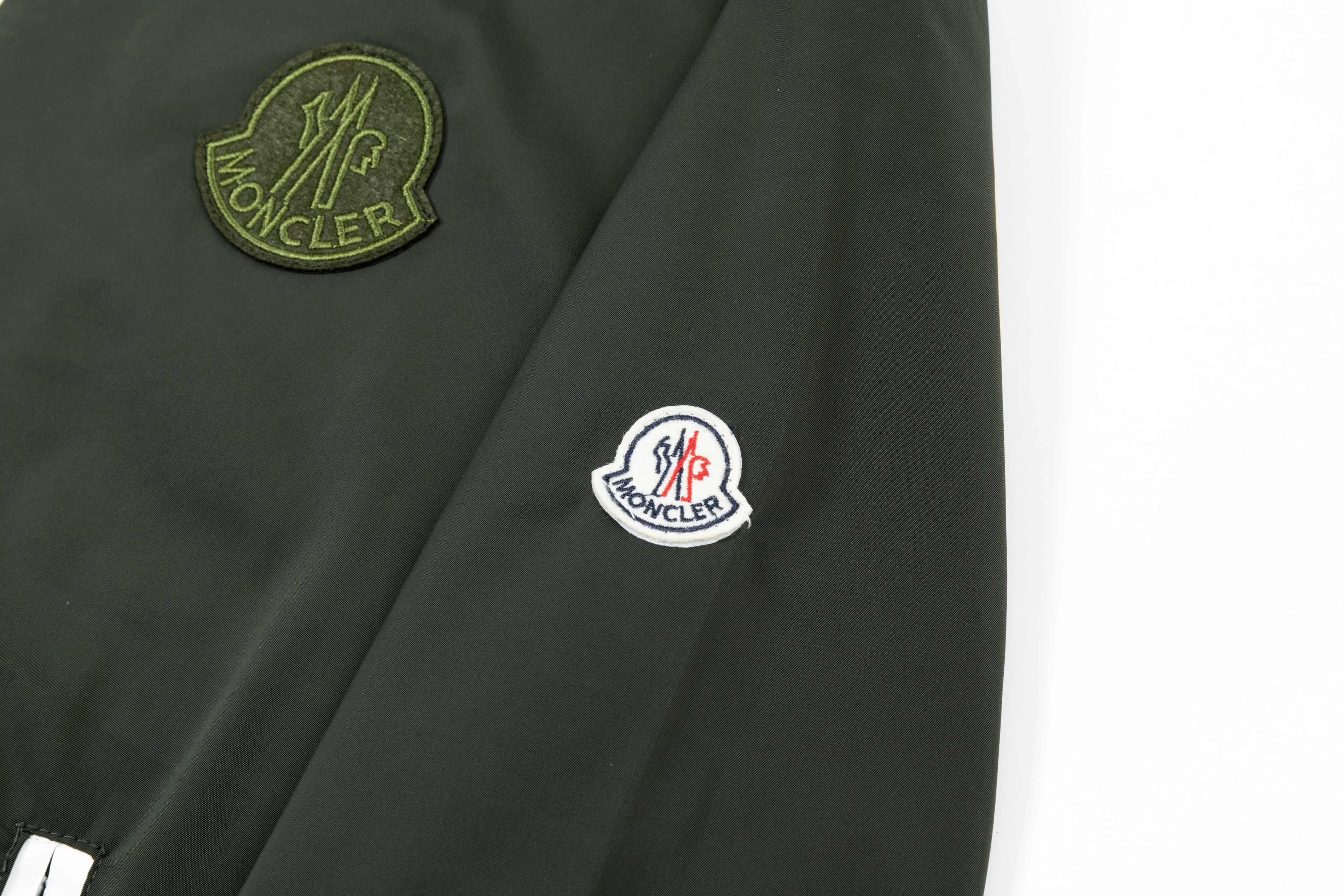 P410 2025 MONCLER new autumn and winter products Customized hardware Embroidered Logo. High-quality hooded jacket Mainly recommended version Selected custom fabrics Higher grade High-density memory brushed lining More fashionable and comfortable High-standard customization The upper body is very stylish Classic and versatile Can be matched with any fashion The fit is super good and highly recommended!  Color: dark green black Size: M-3XL