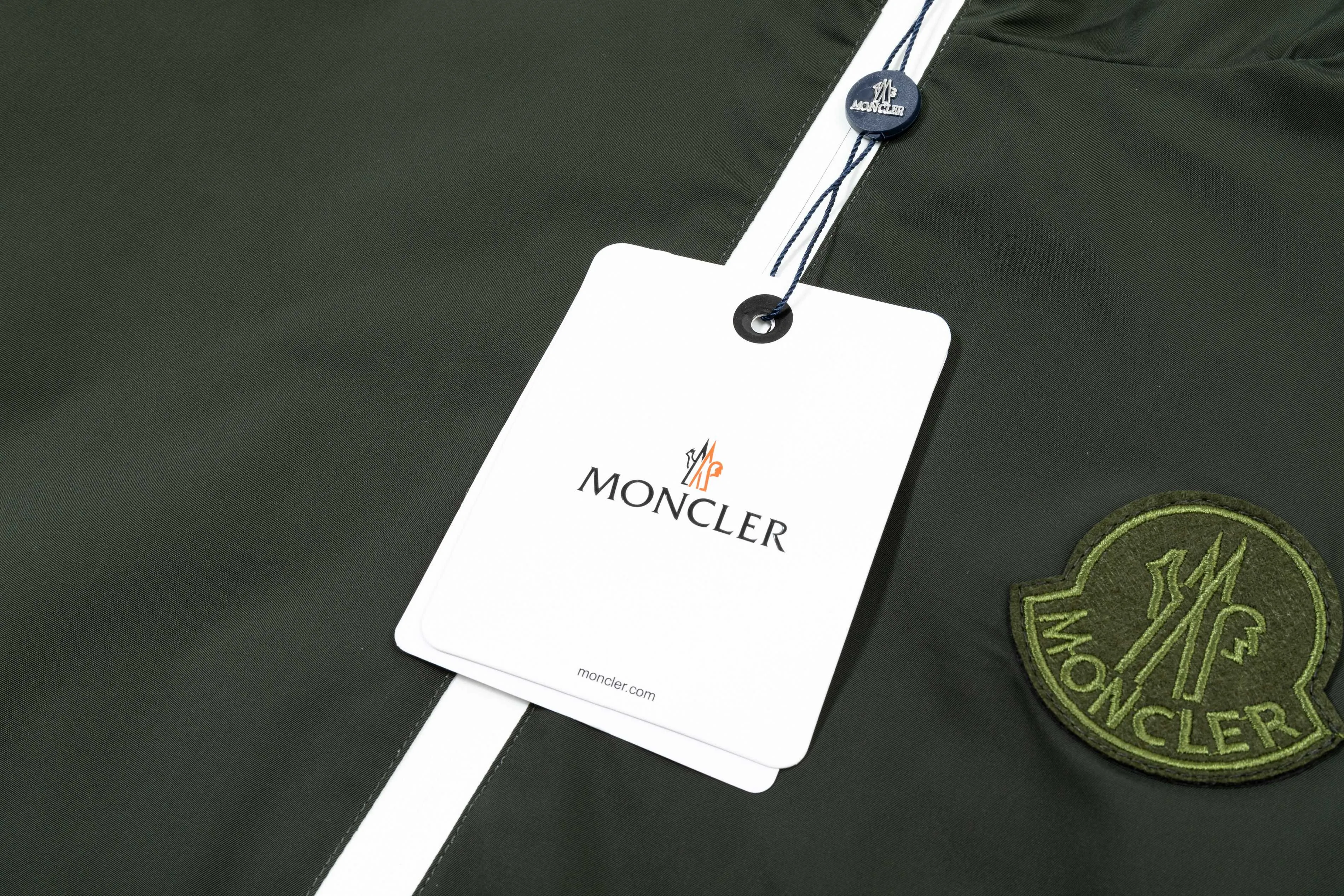 P410 2025 MONCLER new autumn and winter products Customized hardware Embroidered Logo. High-quality hooded jacket Mainly recommended version Selected custom fabrics Higher grade High-density memory brushed lining More fashionable and comfortable High-standard customization The upper body is very stylish Classic and versatile Can be matched with any fashion The fit is super good and highly recommended!  Color: dark green black Size: M-3XL