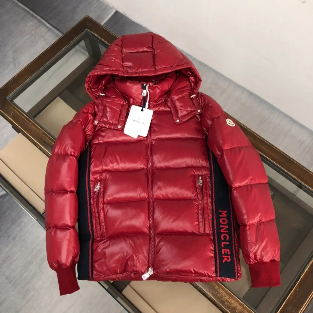 P920 24Fw new autumn and winter style! -Mon*ler/梦口's new Gla down jacket is on sale at the counter. The classic tailoring design will never go out of style. It is a must-have "bread jacket" style for autumn and winter. The belief in sticking to the cold winter comes from the confidence it gives you. It not only meets the needs of the extreme natural environment but also meets the living standards of the metropolis! The high-performance style comes from the essence of Glacier, ❄️Purchase level Moncler Lunetiere's new style of contrasting hooded down jacket is available for both men and women. It is a thickened goose down jacket and is the most valued style. Another evergreen model, a big hit. 90% duck down filling ensures the fluffiness and warmth of the down jacket. Custom zipper webbing, molded custom zipper. The contrasting color lining makes the whole outfit refreshing, and Yuhuang deserves it. A must-have style, highly recommended. Color: Black Red Size: 1-2-3-4-5 (M～3xl)