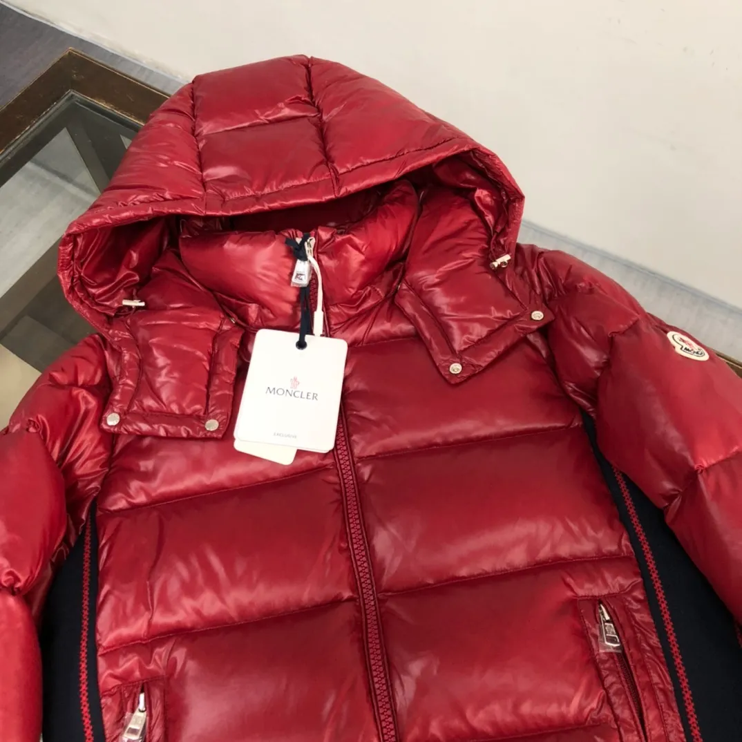P920 24Fw new autumn and winter style! -Mon*ler/梦口's new Gla down jacket is on sale at the counter. The classic tailoring design will never go out of style. It is a must-have "bread jacket" style for autumn and winter. The belief in sticking to the cold winter comes from the confidence it gives you. It not only meets the needs of the extreme natural environment but also meets the living standards of the metropolis! The high-performance style comes from the essence of Glacier, ❄️Purchase level Moncler Lunetiere's new style of contrasting hooded down jacket is available for both men and women. It is a thickened goose down jacket and is the most valued style. Another evergreen model, a big hit. 90% duck down filling ensures the fluffiness and warmth of the down jacket. Custom zipper webbing, molded custom zipper. The contrasting color lining makes the whole outfit refreshing, and Yuhuang deserves it. A must-have style, highly recommended. Color: Black Red Size: 1-2-3-4-5 (M～3xl)