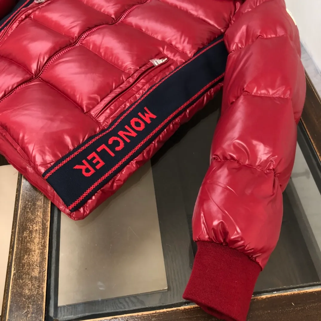 P920 24Fw new autumn and winter style! -Mon*ler/梦口's new Gla down jacket is on sale at the counter. The classic tailoring design will never go out of style. It is a must-have "bread jacket" style for autumn and winter. The belief in sticking to the cold winter comes from the confidence it gives you. It not only meets the needs of the extreme natural environment but also meets the living standards of the metropolis! The high-performance style comes from the essence of Glacier, ❄️Purchase level Moncler Lunetiere's new style of contrasting hooded down jacket is available for both men and women. It is a thickened goose down jacket and is the most valued style. Another evergreen model, a big hit. 90% duck down filling ensures the fluffiness and warmth of the down jacket. Custom zipper webbing, molded custom zipper. The contrasting color lining makes the whole outfit refreshing, and Yuhuang deserves it. A must-have style, highly recommended. Color: Black Red Size: 1-2-3-4-5 (M～3xl)