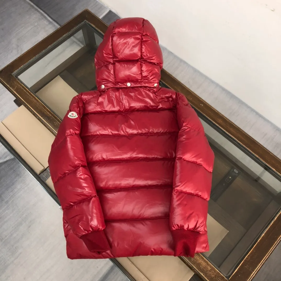 P920 24Fw new autumn and winter style! -Mon*ler/梦口's new Gla down jacket is on sale at the counter. The classic tailoring design will never go out of style. It is a must-have "bread jacket" style for autumn and winter. The belief in sticking to the cold winter comes from the confidence it gives you. It not only meets the needs of the extreme natural environment but also meets the living standards of the metropolis! The high-performance style comes from the essence of Glacier, ❄️Purchase level Moncler Lunetiere's new style of contrasting hooded down jacket is available for both men and women. It is a thickened goose down jacket and is the most valued style. Another evergreen model, a big hit. 90% duck down filling ensures the fluffiness and warmth of the down jacket. Custom zipper webbing, molded custom zipper. The contrasting color lining makes the whole outfit refreshing, and Yuhuang deserves it. A must-have style, highly recommended. Color: Black Red Size: 1-2-3-4-5 (M～3xl)