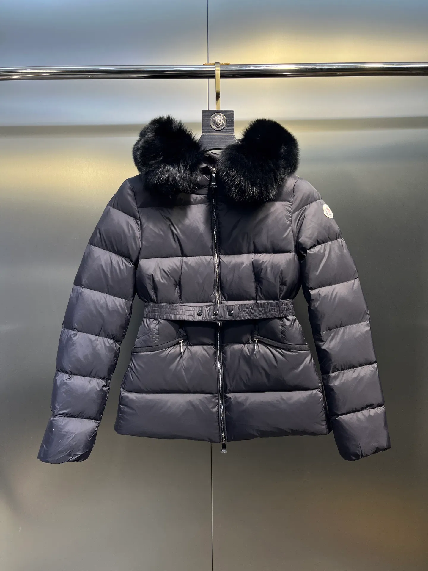 P1000 𝐌𝐎𝐍𝐂𝐋𝐄𝐑🌟Moushed BOED series Autumn and winter new type of muzzled hooded down jacket with belted fur collar and waist. The slim cut highlights the temperament of this down. It doesn’t look fluffy and bloated, and it is light and neat. Good products like this are hard to come by. Every detail is worth your time to explore, and this one is not picky at all. Style number: A83# Color: champagne white black size: 1234