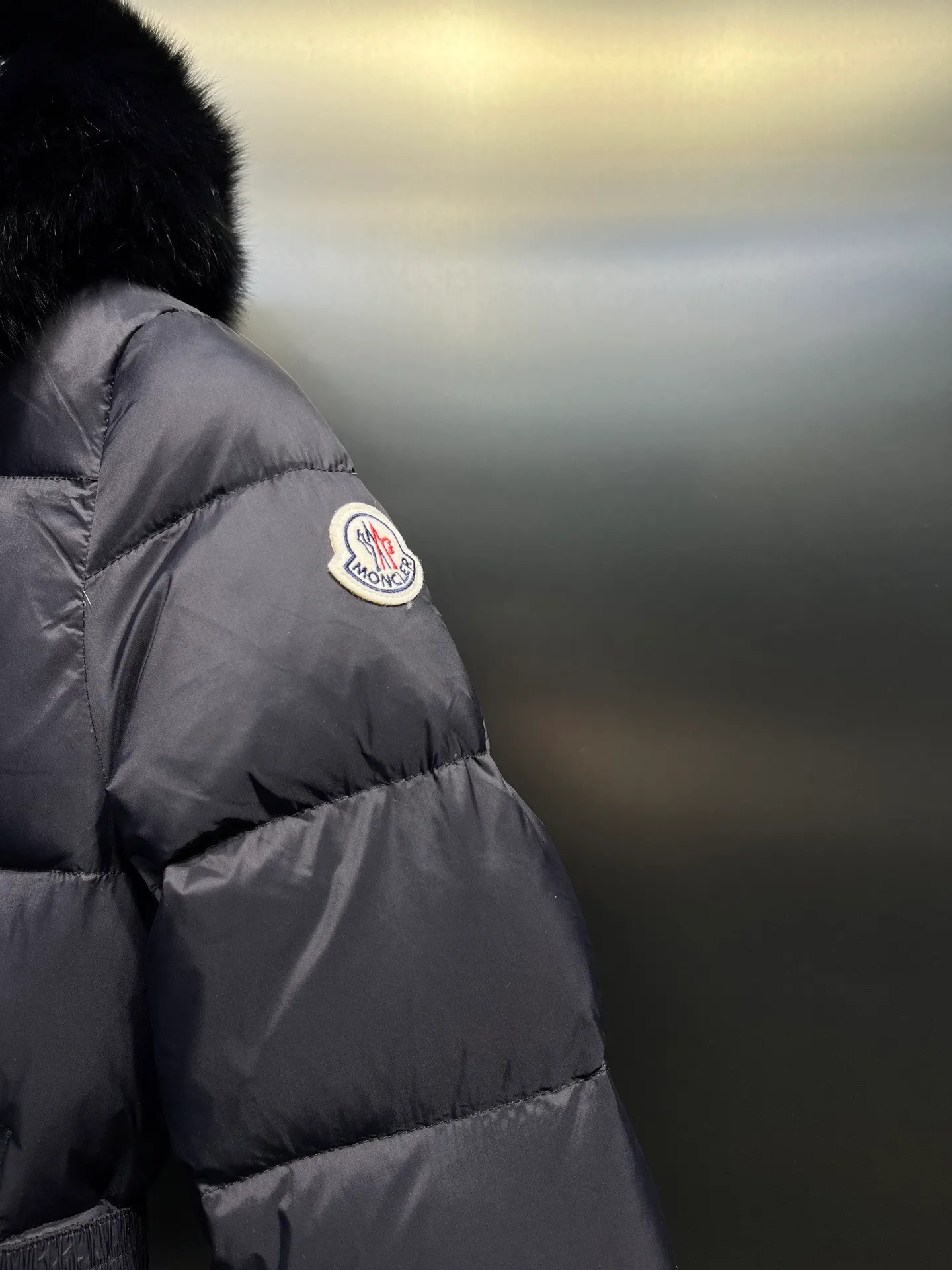 P1000 𝐌𝐎𝐍𝐂𝐋𝐄𝐑🌟Moushed BOED series Autumn and winter new type of muzzled hooded down jacket with belted fur collar and waist. The slim cut highlights the temperament of this down. It doesn’t look fluffy and bloated, and it is light and neat. Good products like this are hard to come by. Every detail is worth your time to explore, and this one is not picky at all. Style number: A83# Color: champagne white black size: 1234