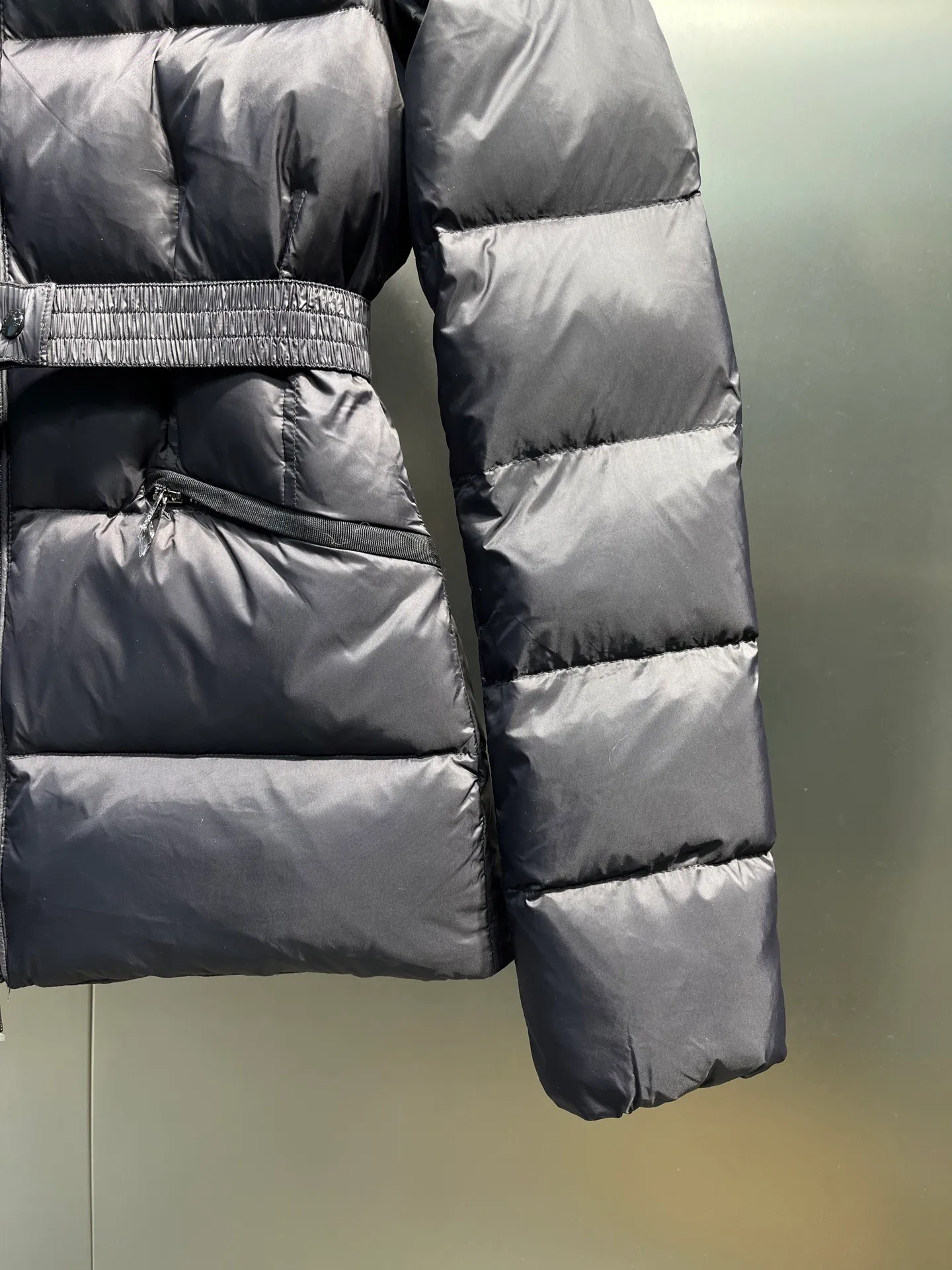 P1000 𝐌𝐎𝐍𝐂𝐋𝐄𝐑🌟Moushed BOED series Autumn and winter new type of muzzled hooded down jacket with belted fur collar and waist. The slim cut highlights the temperament of this down. It doesn’t look fluffy and bloated, and it is light and neat. Good products like this are hard to come by. Every detail is worth your time to explore, and this one is not picky at all. Style number: A83# Color: champagne white black size: 1234