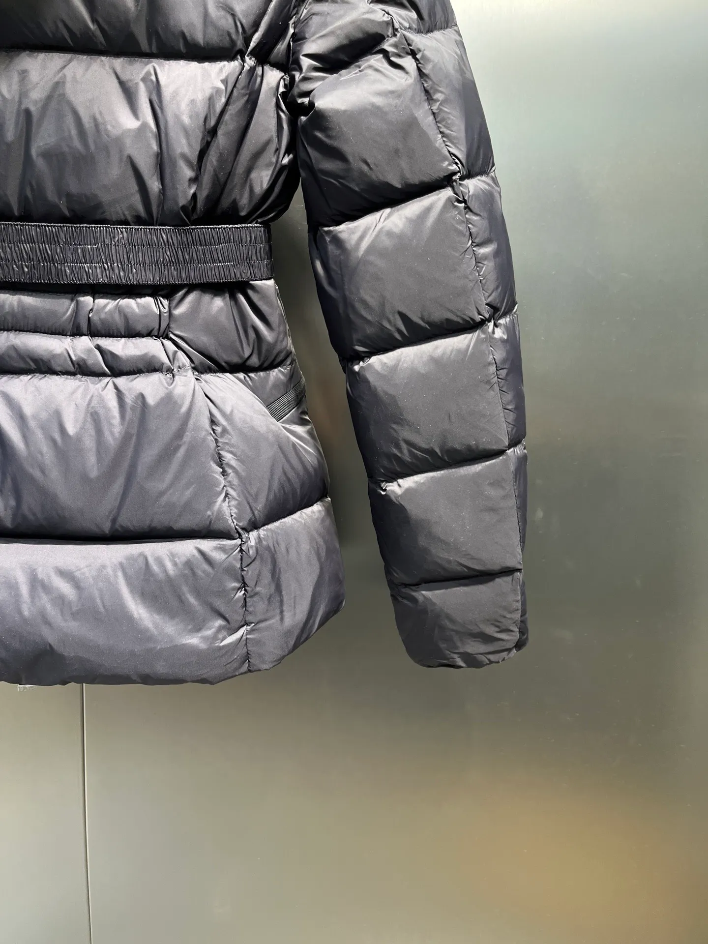 P1000 𝐌𝐎𝐍𝐂𝐋𝐄𝐑🌟Moushed BOED series Autumn and winter new type of muzzled hooded down jacket with belted fur collar and waist. The slim cut highlights the temperament of this down. It doesn’t look fluffy and bloated, and it is light and neat. Good products like this are hard to come by. Every detail is worth your time to explore, and this one is not picky at all. Style number: A83# Color: champagne white black size: 1234