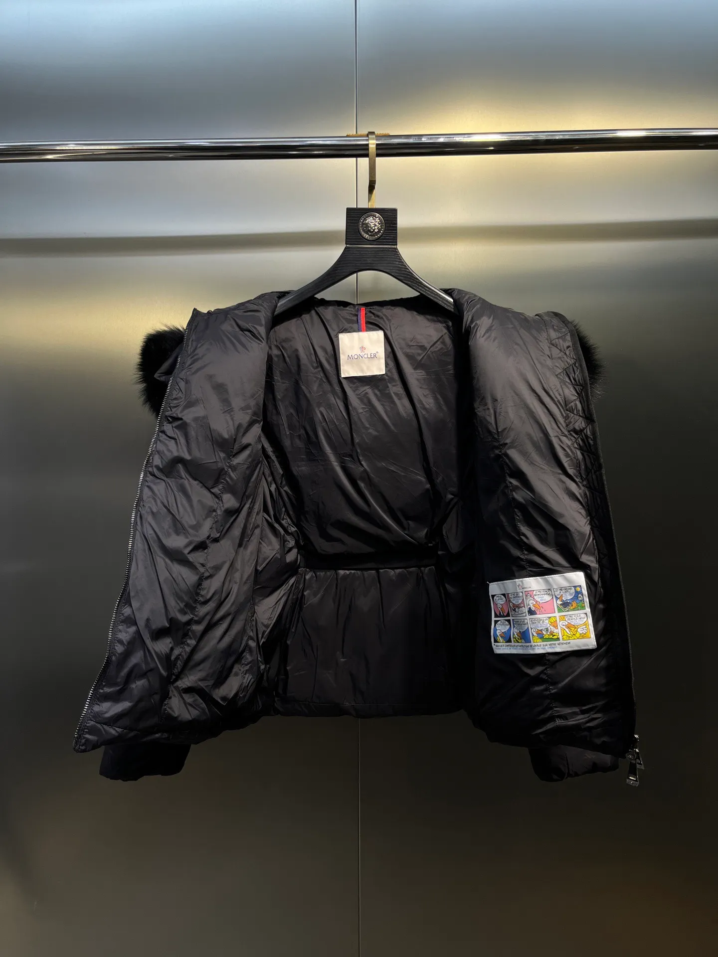 P1000 𝐌𝐎𝐍𝐂𝐋𝐄𝐑🌟Moushed BOED series Autumn and winter new type of muzzled hooded down jacket with belted fur collar and waist. The slim cut highlights the temperament of this down. It doesn’t look fluffy and bloated, and it is light and neat. Good products like this are hard to come by. Every detail is worth your time to explore, and this one is not picky at all. Style number: A83# Color: champagne white black size: 1234