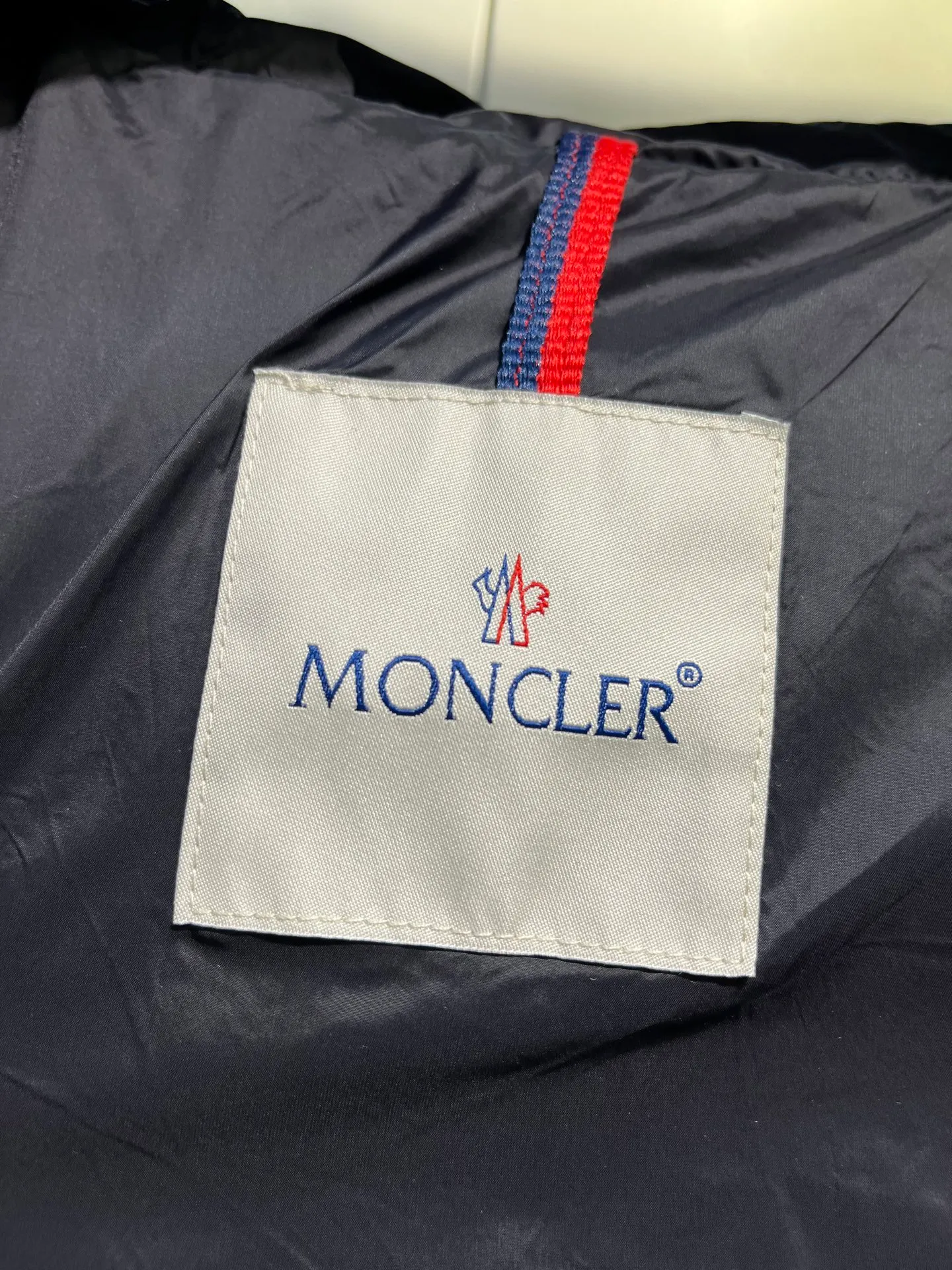 P1000 𝐌𝐎𝐍𝐂𝐋𝐄𝐑🌟Moushed BOED series Autumn and winter new type of muzzled hooded down jacket with belted fur collar and waist. The slim cut highlights the temperament of this down. It doesn’t look fluffy and bloated, and it is light and neat. Good products like this are hard to come by. Every detail is worth your time to explore, and this one is not picky at all. Style number: A83# Color: champagne white black size: 1234