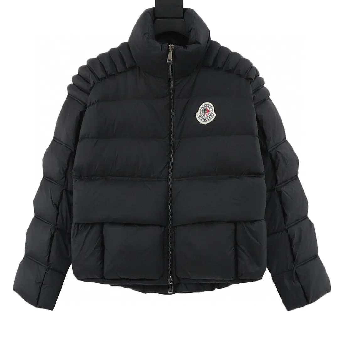 P900 Moncler  Actors Zhou Yutong and Wang Anyu passionately interpret the "dream staircase" design concept. This three-dimensional quilted down jacket is made of lightweight tear-resistant fabric and was created in collaboration with Christopher Raxxy. This down jacket is inspired by a spiral staircase, with decorative elements that represent the winding steps of destiny. Details •Made from lightweight ripstop fabric •Lined in fine ripstop fabric •Zipper opening •Hidden pockets •Windproof fly •Zipper closure •Quilted patch, filled with down •Co-branded felt logo patch Black/Milk White/Couple Style No.: A88# Color: Black White Size: 0-4
