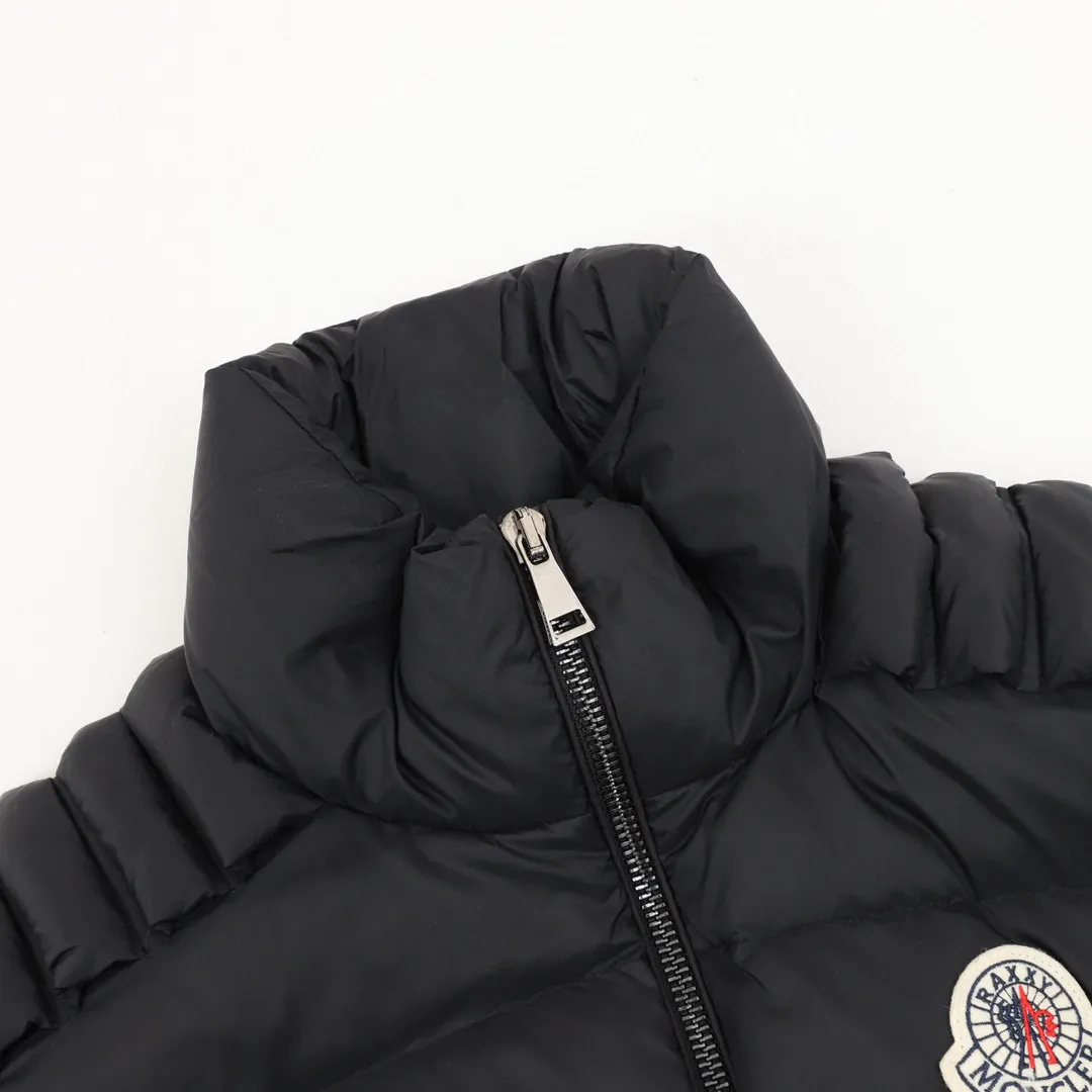 P900 Moncler  Actors Zhou Yutong and Wang Anyu passionately interpret the "dream staircase" design concept. This three-dimensional quilted down jacket is made of lightweight tear-resistant fabric and was created in collaboration with Christopher Raxxy. This down jacket is inspired by a spiral staircase, with decorative elements that represent the winding steps of destiny. Details •Made from lightweight ripstop fabric •Lined in fine ripstop fabric •Zipper opening •Hidden pockets •Windproof fly •Zipper closure •Quilted patch, filled with down •Co-branded felt logo patch Black/Milk White/Couple Style No.: A88# Color: Black White Size: 0-4