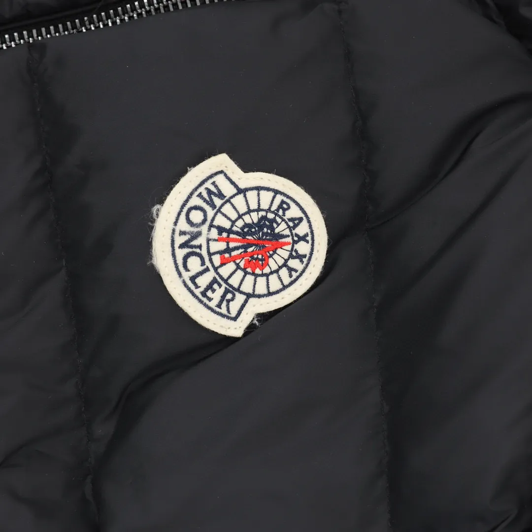 P900 Moncler  Actors Zhou Yutong and Wang Anyu passionately interpret the "dream staircase" design concept. This three-dimensional quilted down jacket is made of lightweight tear-resistant fabric and was created in collaboration with Christopher Raxxy. This down jacket is inspired by a spiral staircase, with decorative elements that represent the winding steps of destiny. Details •Made from lightweight ripstop fabric •Lined in fine ripstop fabric •Zipper opening •Hidden pockets •Windproof fly •Zipper closure •Quilted patch, filled with down •Co-branded felt logo patch Black/Milk White/Couple Style No.: A88# Color: Black White Size: 0-4