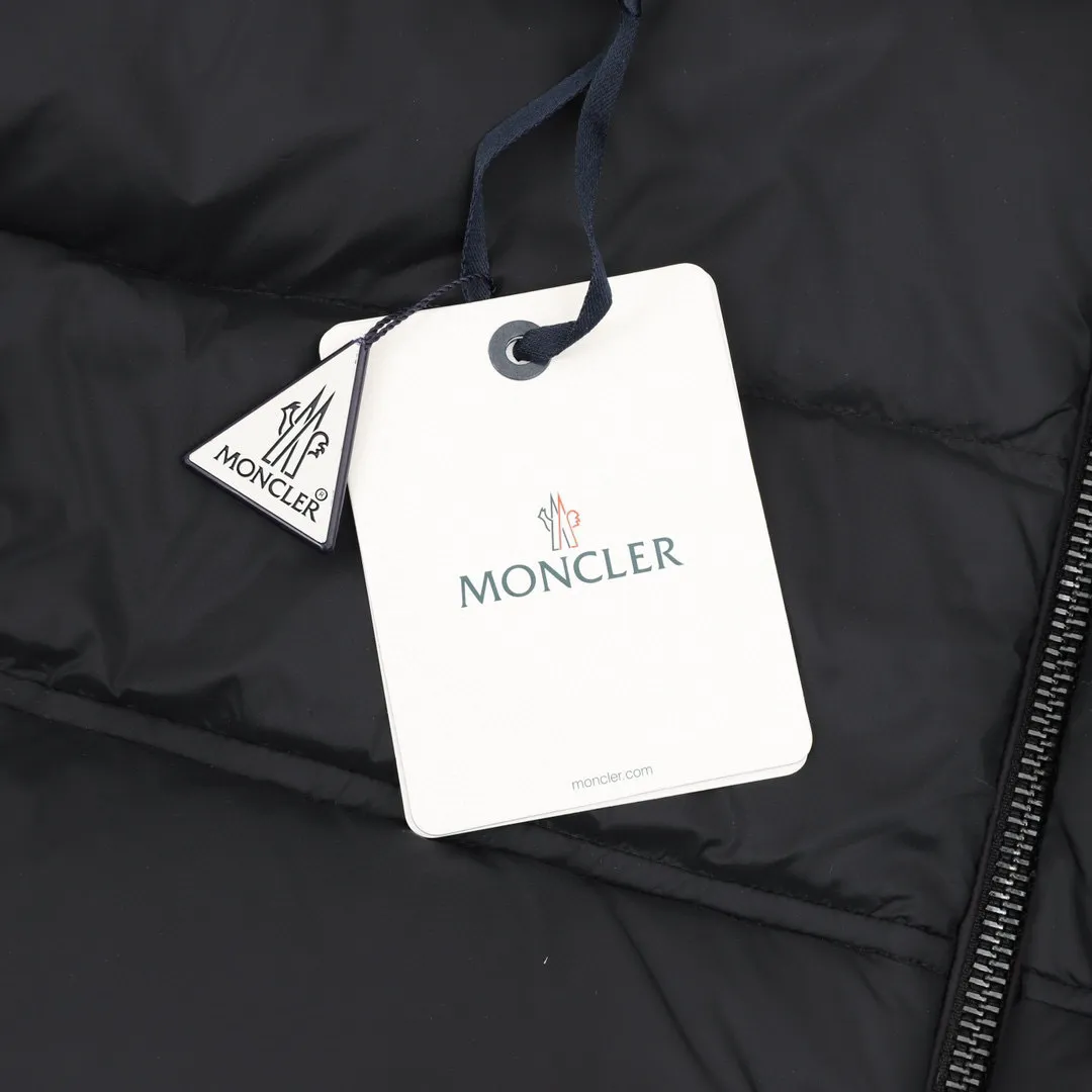 P900 Moncler  Actors Zhou Yutong and Wang Anyu passionately interpret the "dream staircase" design concept. This three-dimensional quilted down jacket is made of lightweight tear-resistant fabric and was created in collaboration with Christopher Raxxy. This down jacket is inspired by a spiral staircase, with decorative elements that represent the winding steps of destiny. Details •Made from lightweight ripstop fabric •Lined in fine ripstop fabric •Zipper opening •Hidden pockets •Windproof fly •Zipper closure •Quilted patch, filled with down •Co-branded felt logo patch Black/Milk White/Couple Style No.: A88# Color: Black White Size: 0-4