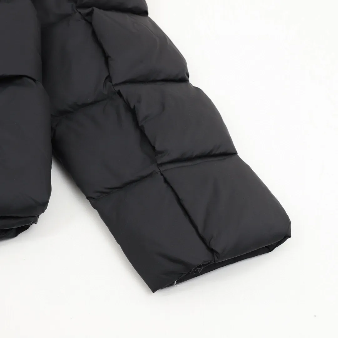 P900 Moncler  Actors Zhou Yutong and Wang Anyu passionately interpret the "dream staircase" design concept. This three-dimensional quilted down jacket is made of lightweight tear-resistant fabric and was created in collaboration with Christopher Raxxy. This down jacket is inspired by a spiral staircase, with decorative elements that represent the winding steps of destiny. Details •Made from lightweight ripstop fabric •Lined in fine ripstop fabric •Zipper opening •Hidden pockets •Windproof fly •Zipper closure •Quilted patch, filled with down •Co-branded felt logo patch Black/Milk White/Couple Style No.: A88# Color: Black White Size: 0-4
