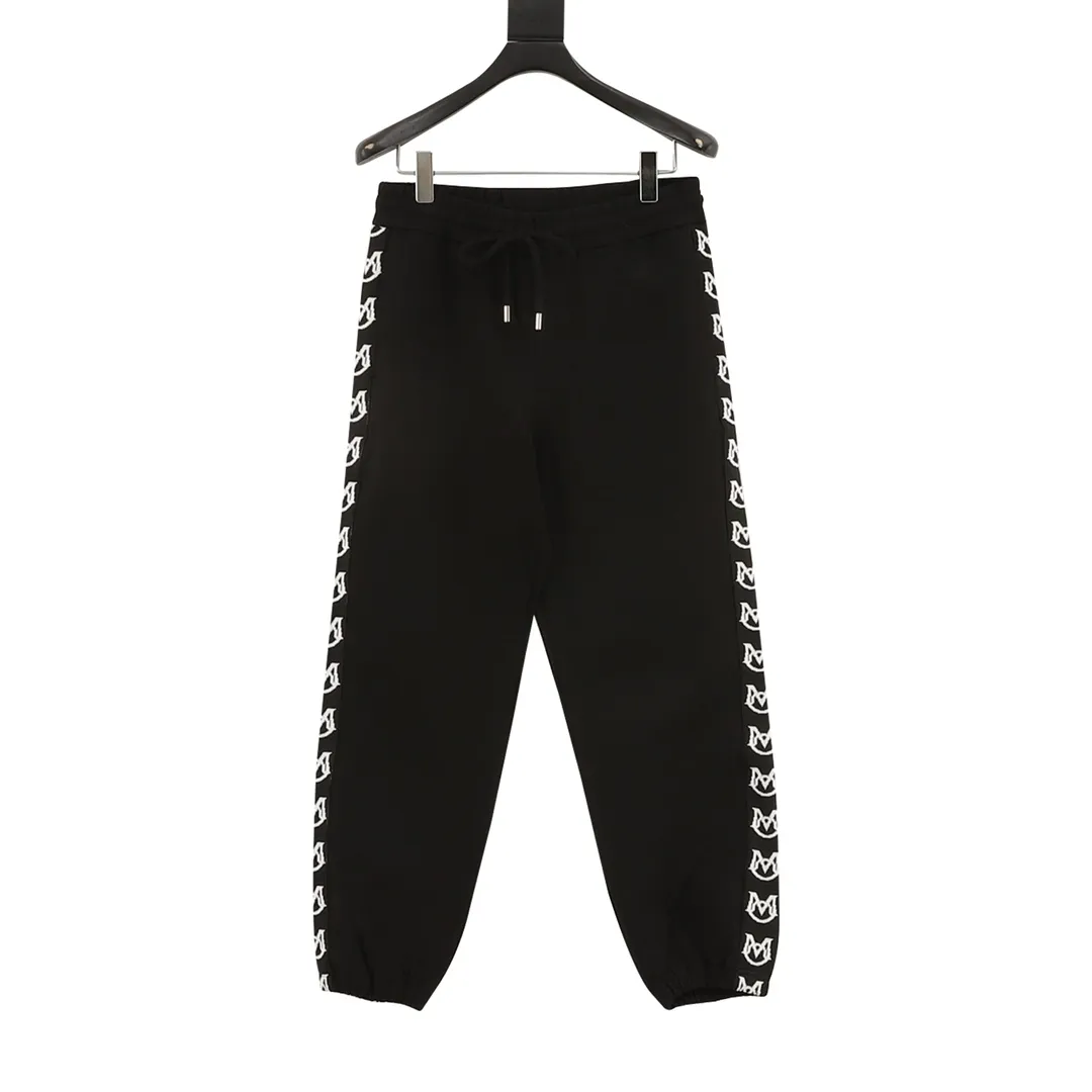 P500 Moncler/Mongolia 25Fw color-blocked embroidered micro-label logo webbing suit trousers, new splicing and combined side webbing, M family's unique letter LOGO embroidery, sports elastic leggings, high-quality fabrics, super soft and special feel, super texture, comfortable, soft and breathable. The design of the entire casual pants is simple and fashionable, and the elastic and drawstring design at the waistband is easy to wear. Not only is it full of details, but it’s also extremely practical! Paired with a jacket of the same series, it is the most effortless and high-end look in the wardrobe. A set of suits can unlock N kinds of fashionable scenes! Better paired with the same zipper jacket! Color: Black Size: S-XL