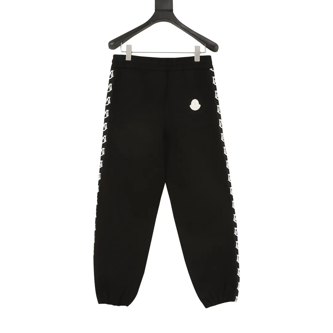 P500 Moncler/Mongolia 25Fw color-blocked embroidered micro-label logo webbing suit trousers, new splicing and combined side webbing, M family's unique letter LOGO embroidery, sports elastic leggings, high-quality fabrics, super soft and special feel, super texture, comfortable, soft and breathable. The design of the entire casual pants is simple and fashionable, and the elastic and drawstring design at the waistband is easy to wear. Not only is it full of details, but it’s also extremely practical! Paired with a jacket of the same series, it is the most effortless and high-end look in the wardrobe. A set of suits can unlock N kinds of fashionable scenes! Better paired with the same zipper jacket! Color: Black Size: S-XL