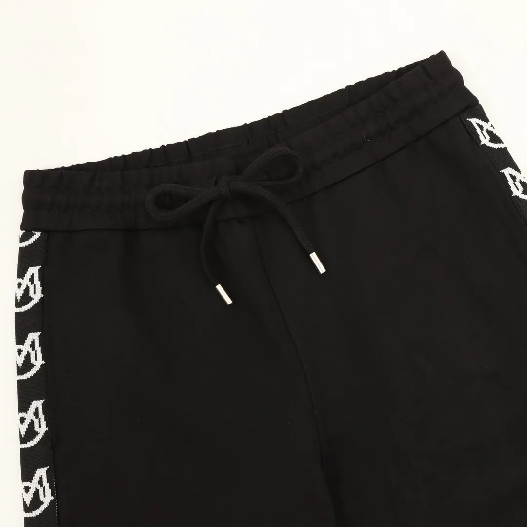 P500 Moncler/Mongolia 25Fw color-blocked embroidered micro-label logo webbing suit trousers, new splicing and combined side webbing, M family's unique letter LOGO embroidery, sports elastic leggings, high-quality fabrics, super soft and special feel, super texture, comfortable, soft and breathable. The design of the entire casual pants is simple and fashionable, and the elastic and drawstring design at the waistband is easy to wear. Not only is it full of details, but it’s also extremely practical! Paired with a jacket of the same series, it is the most effortless and high-end look in the wardrobe. A set of suits can unlock N kinds of fashionable scenes! Better paired with the same zipper jacket! Color: Black Size: S-XL