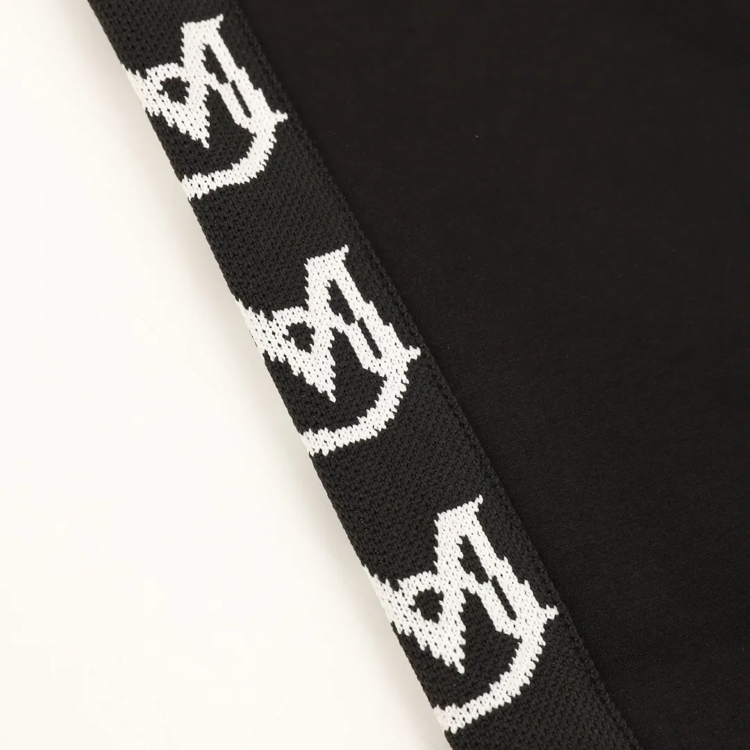 P500 Moncler/Mongolia 25Fw color-blocked embroidered micro-label logo webbing suit trousers, new splicing and combined side webbing, M family's unique letter LOGO embroidery, sports elastic leggings, high-quality fabrics, super soft and special feel, super texture, comfortable, soft and breathable. The design of the entire casual pants is simple and fashionable, and the elastic and drawstring design at the waistband is easy to wear. Not only is it full of details, but it’s also extremely practical! Paired with a jacket of the same series, it is the most effortless and high-end look in the wardrobe. A set of suits can unlock N kinds of fashionable scenes! Better paired with the same zipper jacket! Color: Black Size: S-XL