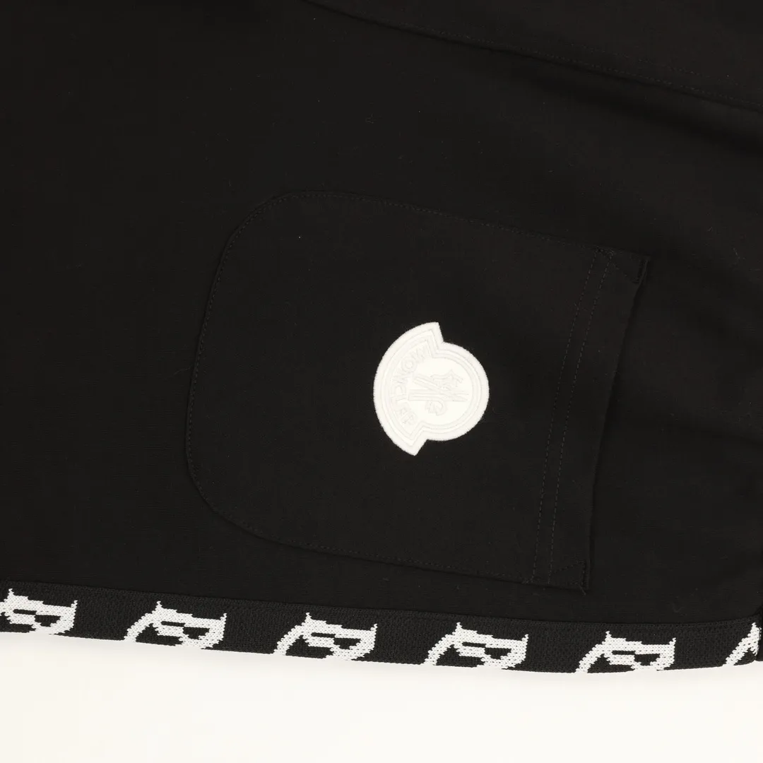 P500 Moncler/Mongolia 25Fw color-blocked embroidered micro-label logo webbing suit trousers, new splicing and combined side webbing, M family's unique letter LOGO embroidery, sports elastic leggings, high-quality fabrics, super soft and special feel, super texture, comfortable, soft and breathable. The design of the entire casual pants is simple and fashionable, and the elastic and drawstring design at the waistband is easy to wear. Not only is it full of details, but it’s also extremely practical! Paired with a jacket of the same series, it is the most effortless and high-end look in the wardrobe. A set of suits can unlock N kinds of fashionable scenes! Better paired with the same zipper jacket! Color: Black Size: S-XL