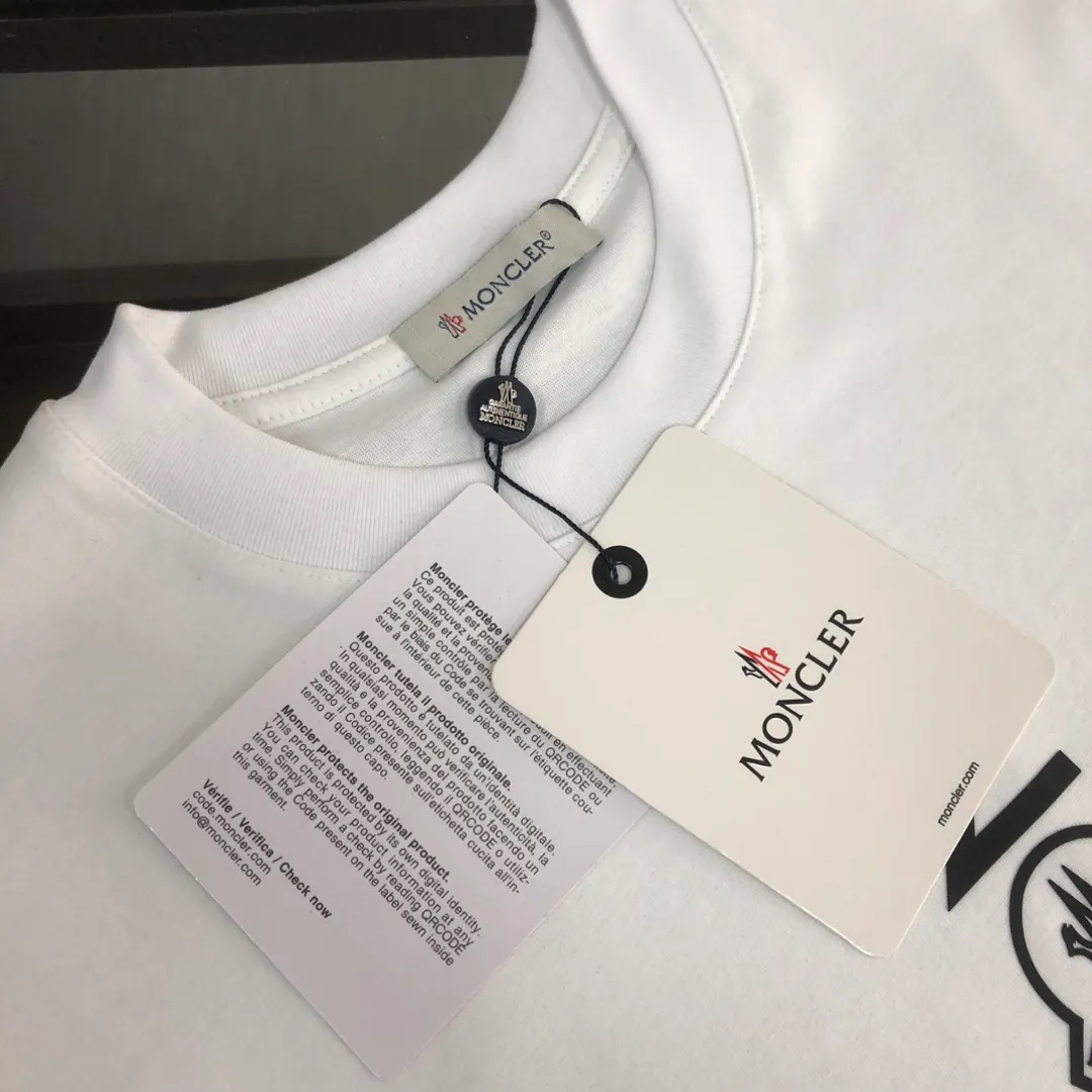 P150 MONCLER 25 The latest short-sleeved T-shirt for couples~Featured brand printing design~The upper body of the fabric is comfortable and breathable, not stiff, slim cut, and made of high-end custom-made pure cotton fabric! The upper body is comfortable and stylish, and it can be worn alone as an inner layer. It is a must-have for fashionistas! ! ! Color: black, white, sapphire blue, gray Size: S M L XL (loose fit! Please state your height and weight when placing an order)