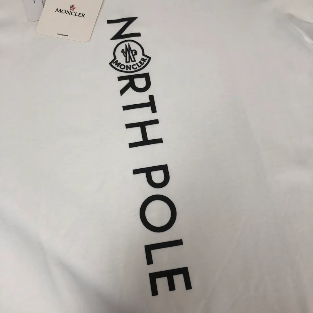 P150 MONCLER 25 The latest short-sleeved T-shirt for couples~Featured brand printing design~The upper body of the fabric is comfortable and breathable, not stiff, slim cut, and made of high-end custom-made pure cotton fabric! The upper body is comfortable and stylish, and it can be worn alone as an inner layer. It is a must-have for fashionistas! ! ! Color: black, white, sapphire blue, gray Size: S M L XL (loose fit! Please state your height and weight when placing an order)