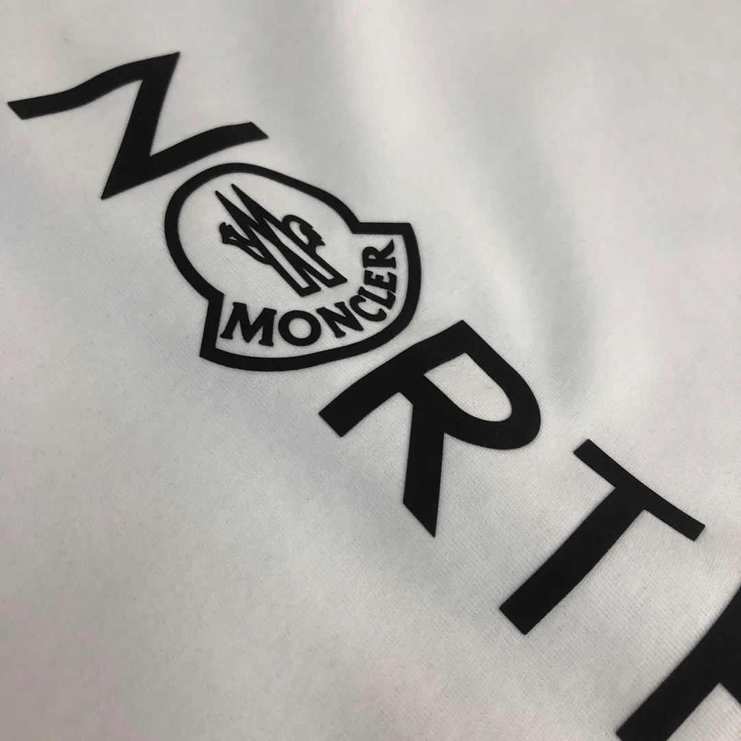 P150 MONCLER 25 The latest short-sleeved T-shirt for couples~Featured brand printing design~The upper body of the fabric is comfortable and breathable, not stiff, slim cut, and made of high-end custom-made pure cotton fabric! The upper body is comfortable and stylish, and it can be worn alone as an inner layer. It is a must-have for fashionistas! ! ! Color: black, white, sapphire blue, gray Size: S M L XL (loose fit! Please state your height and weight when placing an order)