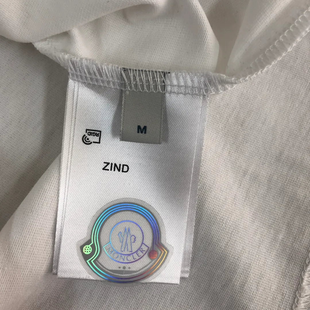 P150 MONCLER 25 The latest short-sleeved T-shirt for couples~Featured brand printing design~The upper body of the fabric is comfortable and breathable, not stiff, slim cut, and made of high-end custom-made pure cotton fabric! The upper body is comfortable and stylish, and it can be worn alone as an inner layer. It is a must-have for fashionistas! ! ! Color: black, white, sapphire blue, gray Size: S M L XL (loose fit! Please state your height and weight when placing an order)