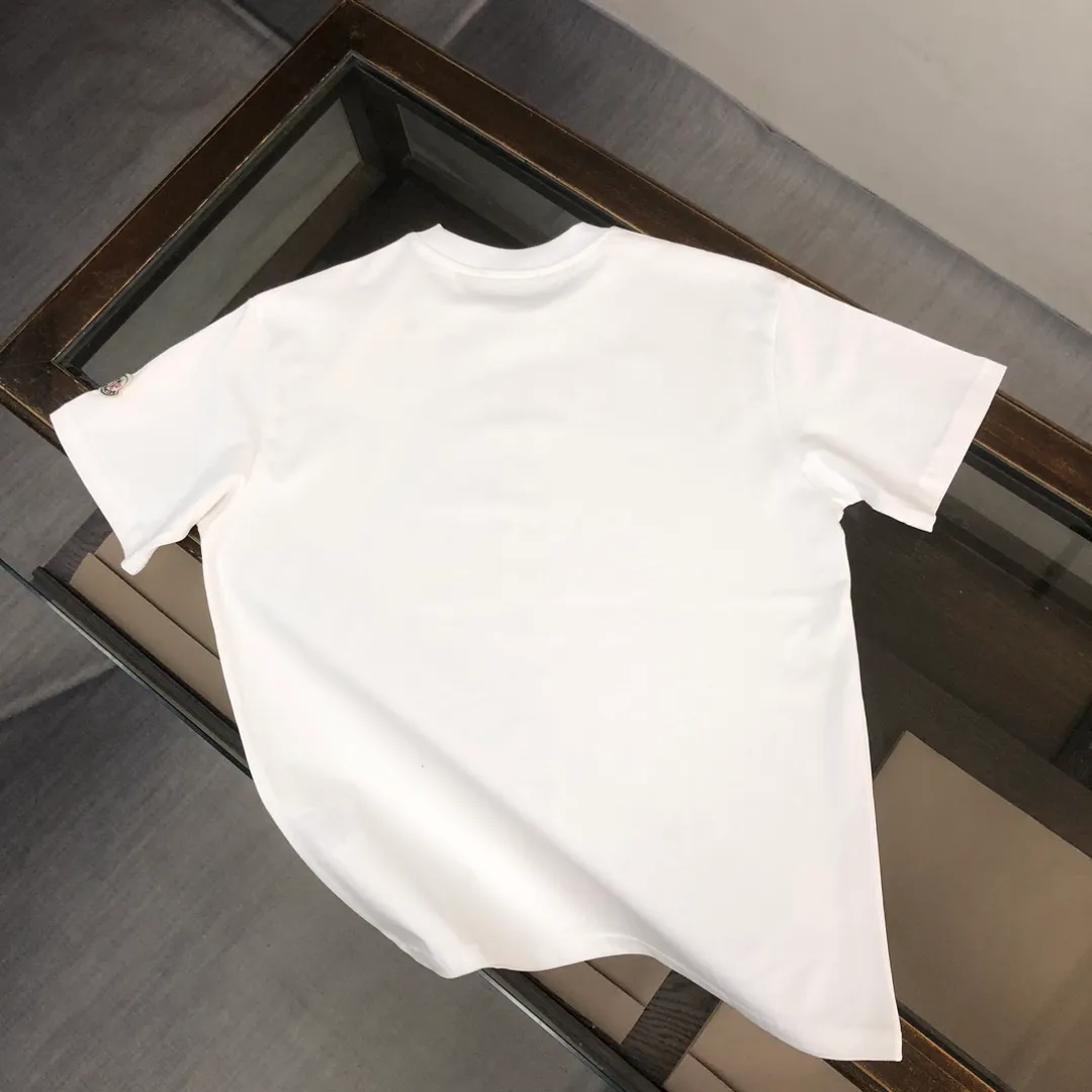 P150 MONCLER 25 The latest short-sleeved T-shirt for couples~Featured brand printing design~The upper body of the fabric is comfortable and breathable, not stiff, slim cut, and made of high-end custom-made pure cotton fabric! The upper body is comfortable and stylish, and it can be worn alone as an inner layer. It is a must-have for fashionistas! ! ! Color: black, white, sapphire blue, gray Size: S M L XL (loose fit! Please state your height and weight when placing an order)
