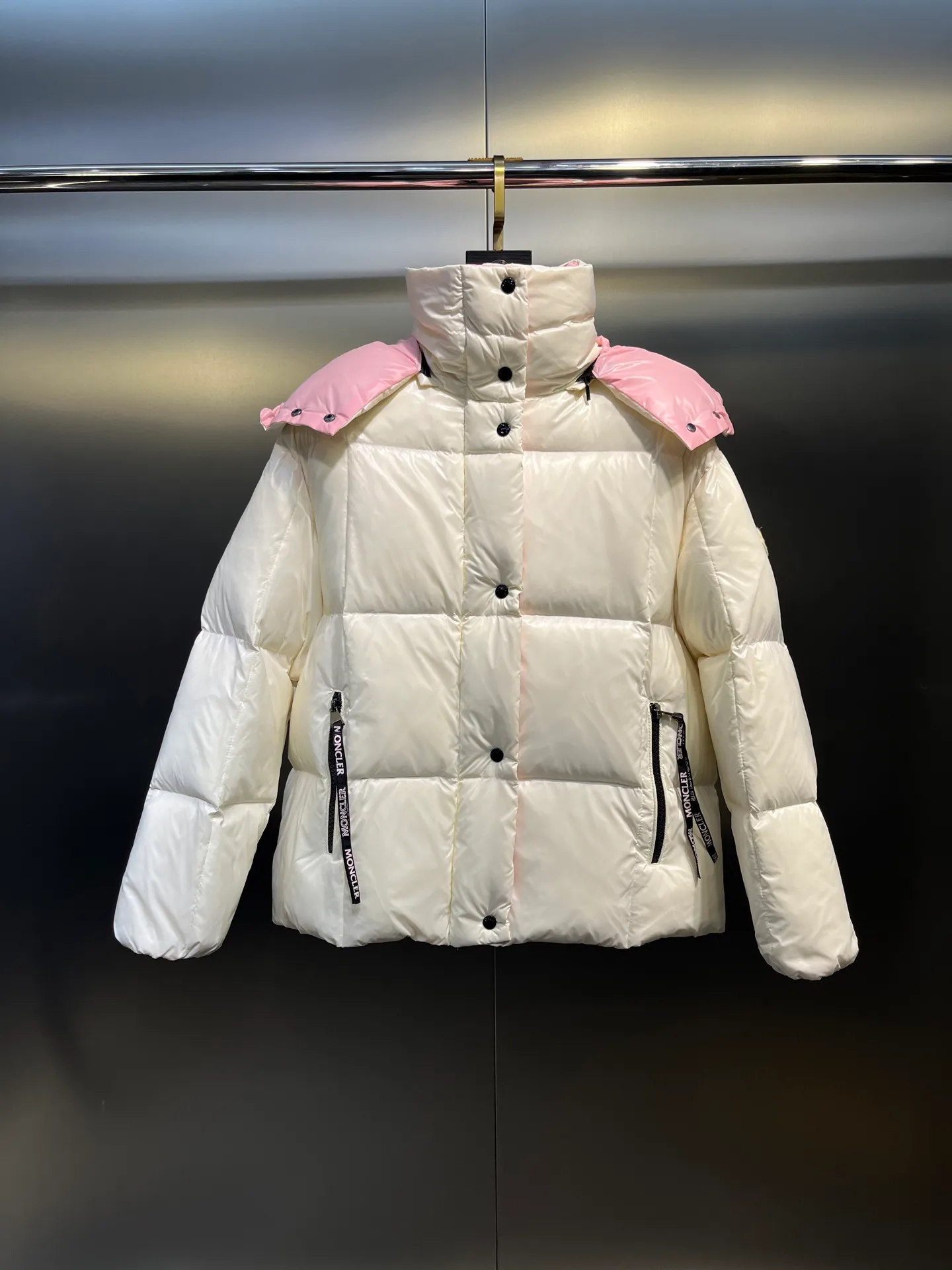 P760 moncler 🌟Co-branded down jacket. Original custom-made hardware accessories are all imported and original customization. Welcome to compare. Absolutely high quality. Use top-grade 90 white duck down. Super soft. Filled with fluffy and full feathers. Super heavy-duty. Fabric workmanship is perfect. Note that the fabric is super comfortable. Exclusive model. Non-market product. Size: 0123