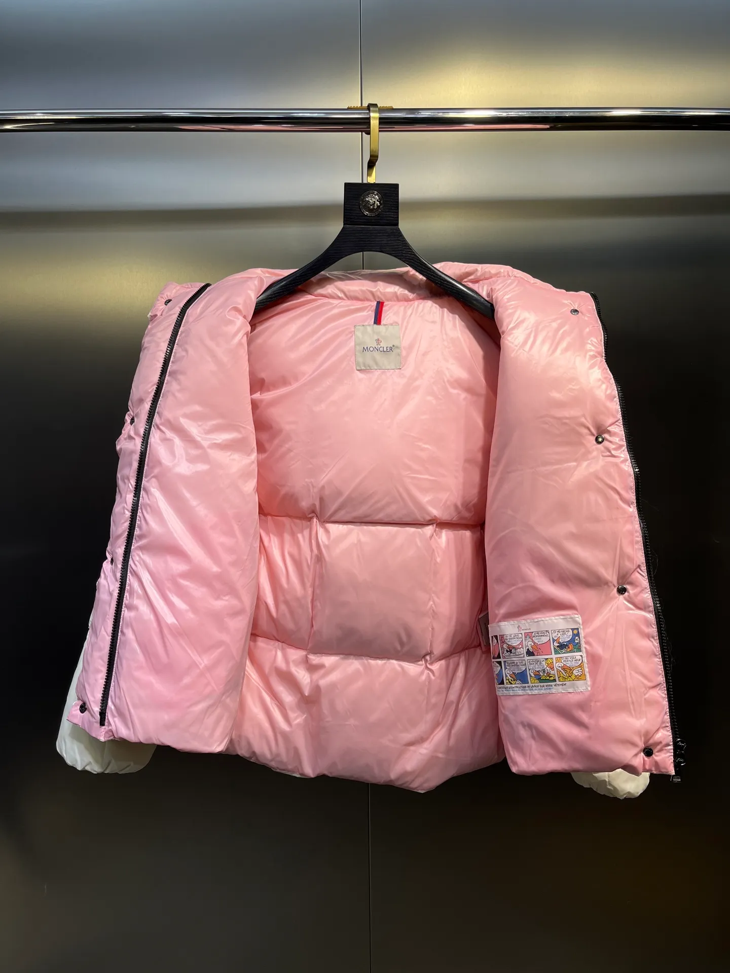 P760 moncler 🌟Co-branded down jacket. Original custom-made hardware accessories are all imported and original customization. Welcome to compare. Absolutely high quality. Use top-grade 90 white duck down. Super soft. Filled with fluffy and full feathers. Super heavy-duty. Fabric workmanship is perfect. Note that the fabric is super comfortable. Exclusive model. Non-market product. Size: 0123
