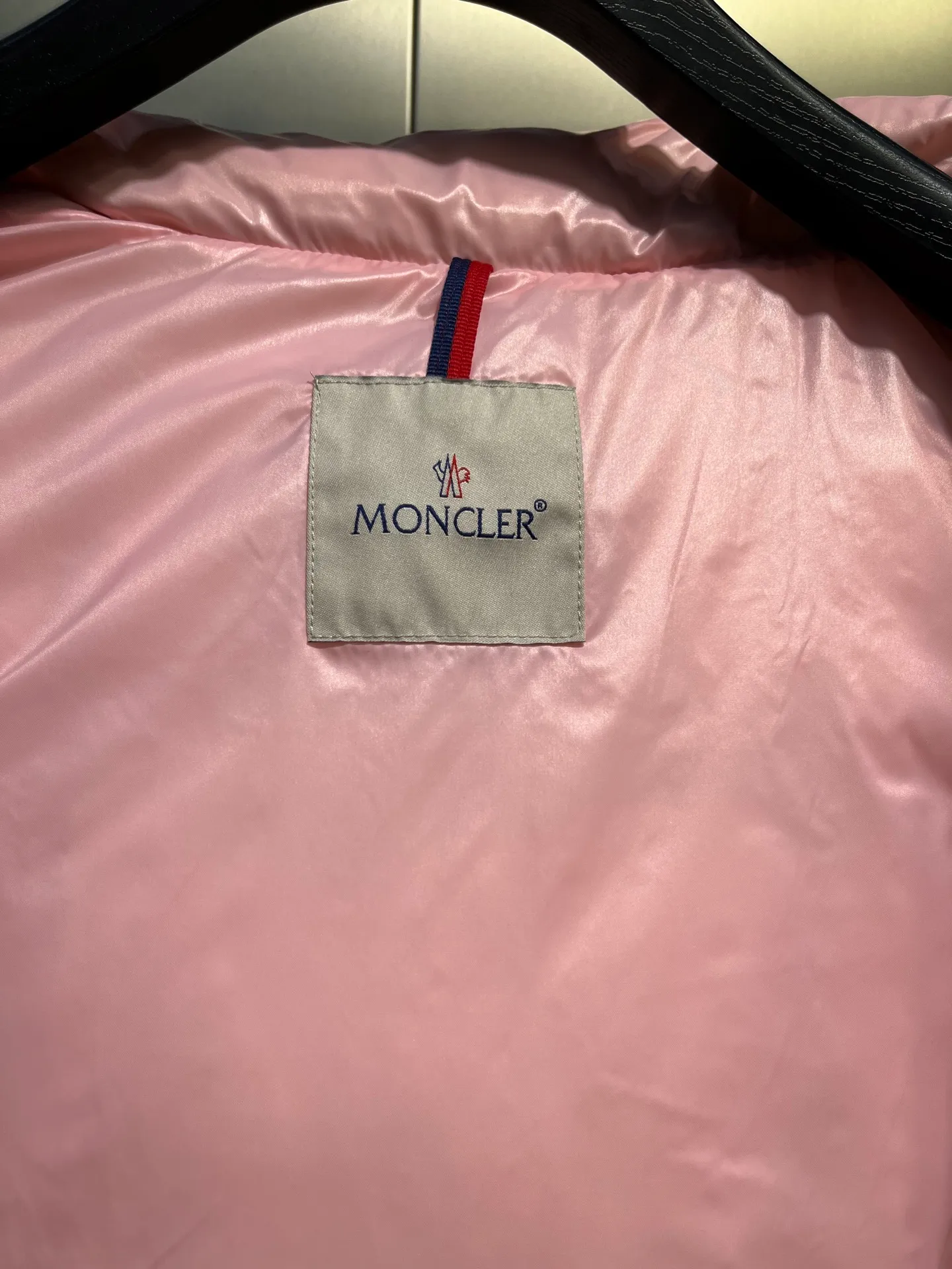 P760 moncler 🌟Co-branded down jacket. Original custom-made hardware accessories are all imported and original customization. Welcome to compare. Absolutely high quality. Use top-grade 90 white duck down. Super soft. Filled with fluffy and full feathers. Super heavy-duty. Fabric workmanship is perfect. Note that the fabric is super comfortable. Exclusive model. Non-market product. Size: 0123