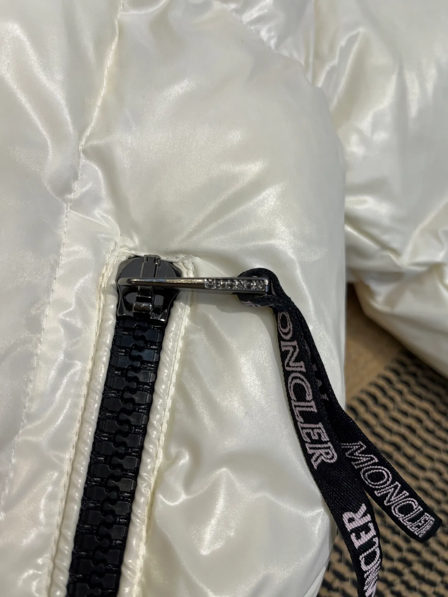 P760 moncler 🌟Co-branded down jacket. Original custom-made hardware accessories are all imported and original customization. Welcome to compare. Absolutely high quality. Use top-grade 90 white duck down. Super soft. Filled with fluffy and full feathers. Super heavy-duty. Fabric workmanship is perfect. Note that the fabric is super comfortable. Exclusive model. Non-market product. Size: 0123