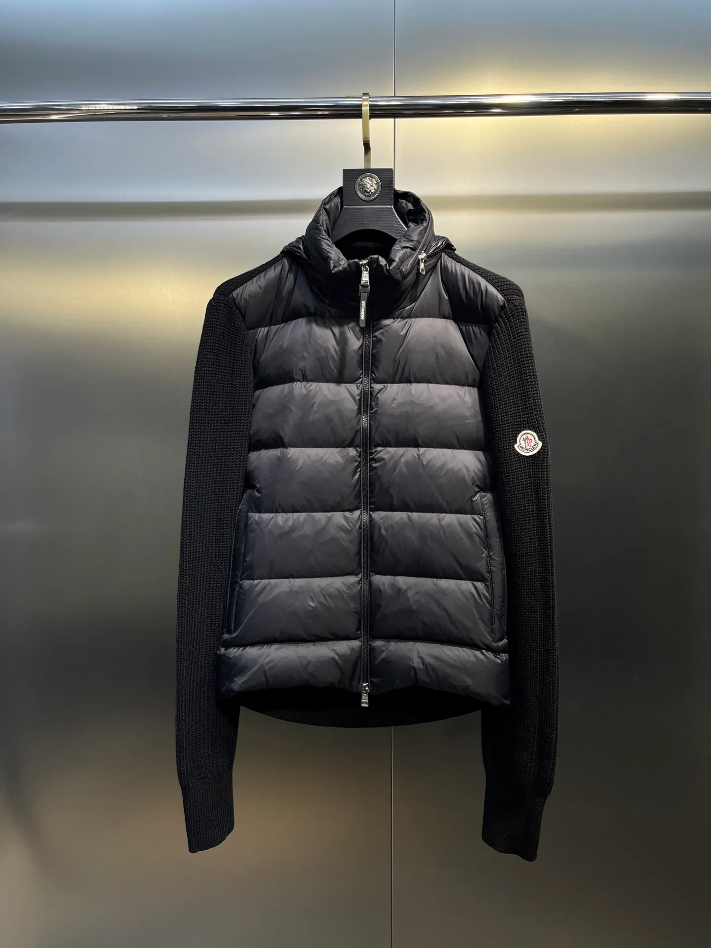 P680 Moncler Mouth Cover 🌟 Men’s new early autumn product. Classic stand collar zippered wool knit patchwork jacket single down! A must-have item for winter inner wear and early fall. The striped quilted cropped slim fit is versatile and effortless. The classic red, white and blue zipper design is age-reducing and fashionable. Original customized national standard 90 white duck down filling! Imported lightweight memory silk fabric is breathable and lightweight! Imported machine sewing line technology. The upper body is pure and handsome. Original hardware accessories Original mark Color: black Army green Code number: m-xxxl
