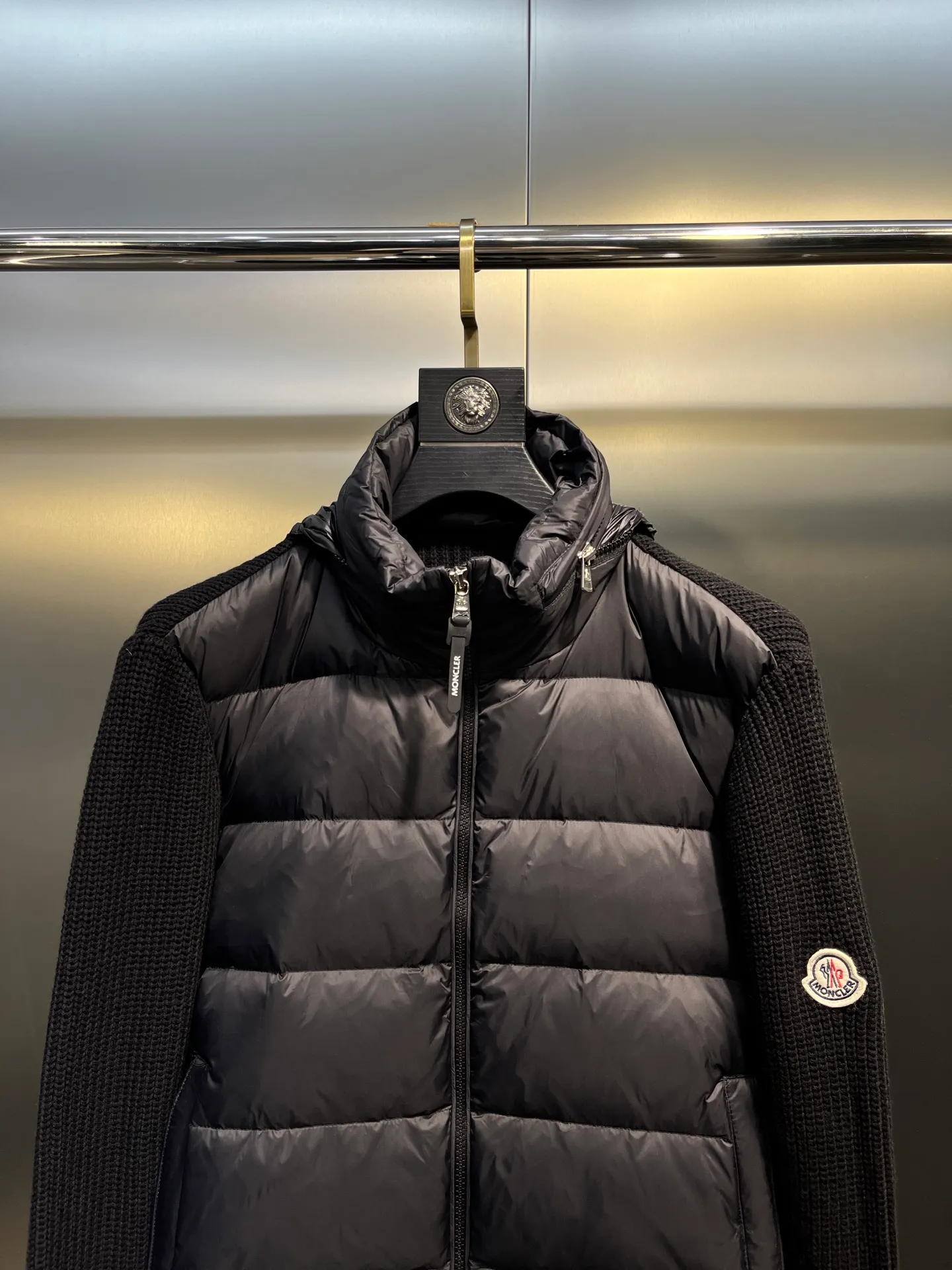 P680 Moncler Mouth Cover 🌟 Men’s new early autumn product. Classic stand collar zippered wool knit patchwork jacket single down! A must-have item for winter inner wear and early fall. The striped quilted cropped slim fit is versatile and effortless. The classic red, white and blue zipper design is age-reducing and fashionable. Original customized national standard 90 white duck down filling! Imported lightweight memory silk fabric is breathable and lightweight! Imported machine sewing line technology. The upper body is pure and handsome. Original hardware accessories Original mark Color: black Army green Code number: m-xxxl