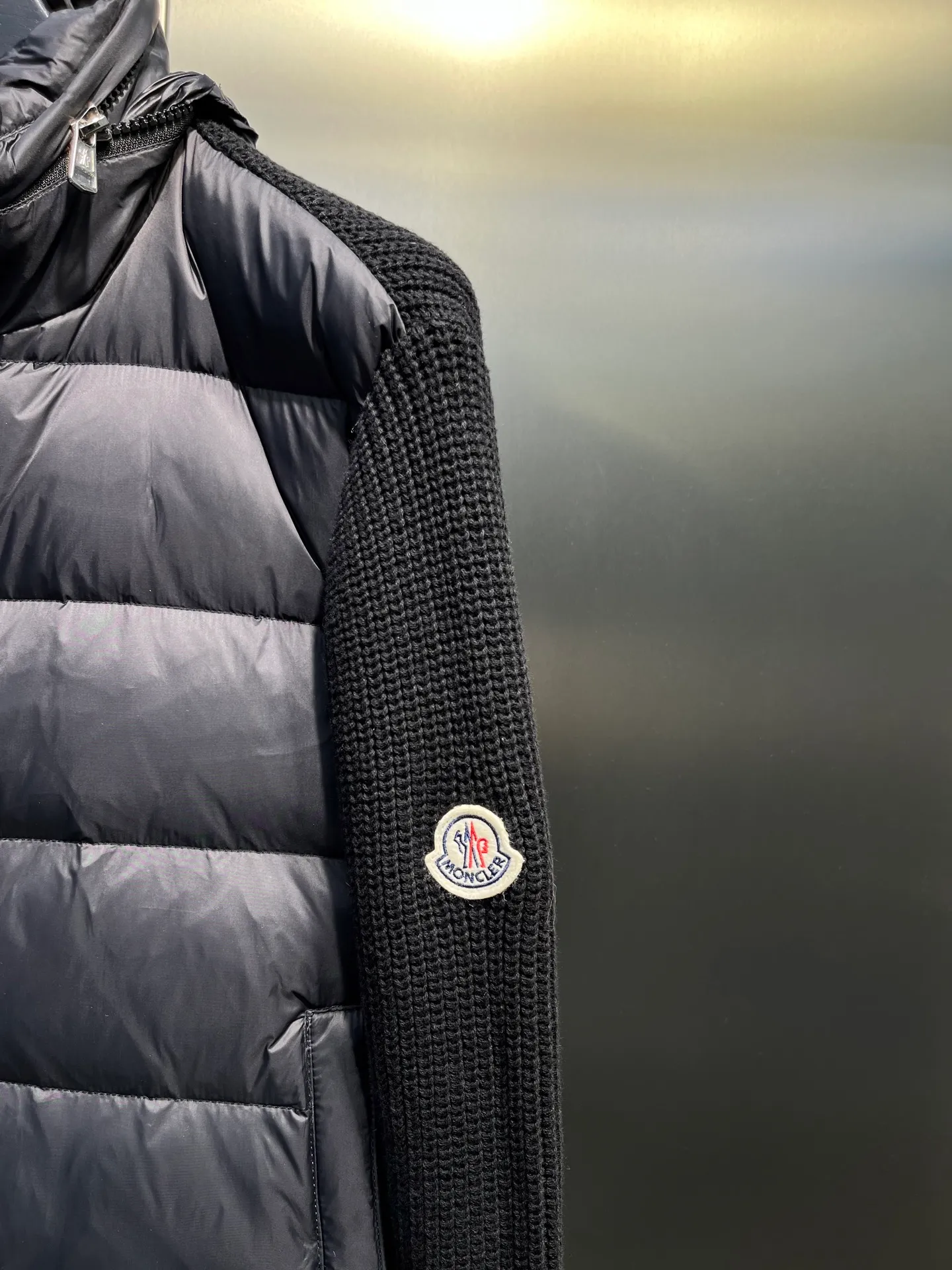 P680 Moncler Mouth Cover 🌟 Men’s new early autumn product. Classic stand collar zippered wool knit patchwork jacket single down! A must-have item for winter inner wear and early fall. The striped quilted cropped slim fit is versatile and effortless. The classic red, white and blue zipper design is age-reducing and fashionable. Original customized national standard 90 white duck down filling! Imported lightweight memory silk fabric is breathable and lightweight! Imported machine sewing line technology. The upper body is pure and handsome. Original hardware accessories Original mark Color: black Army green Code number: m-xxxl