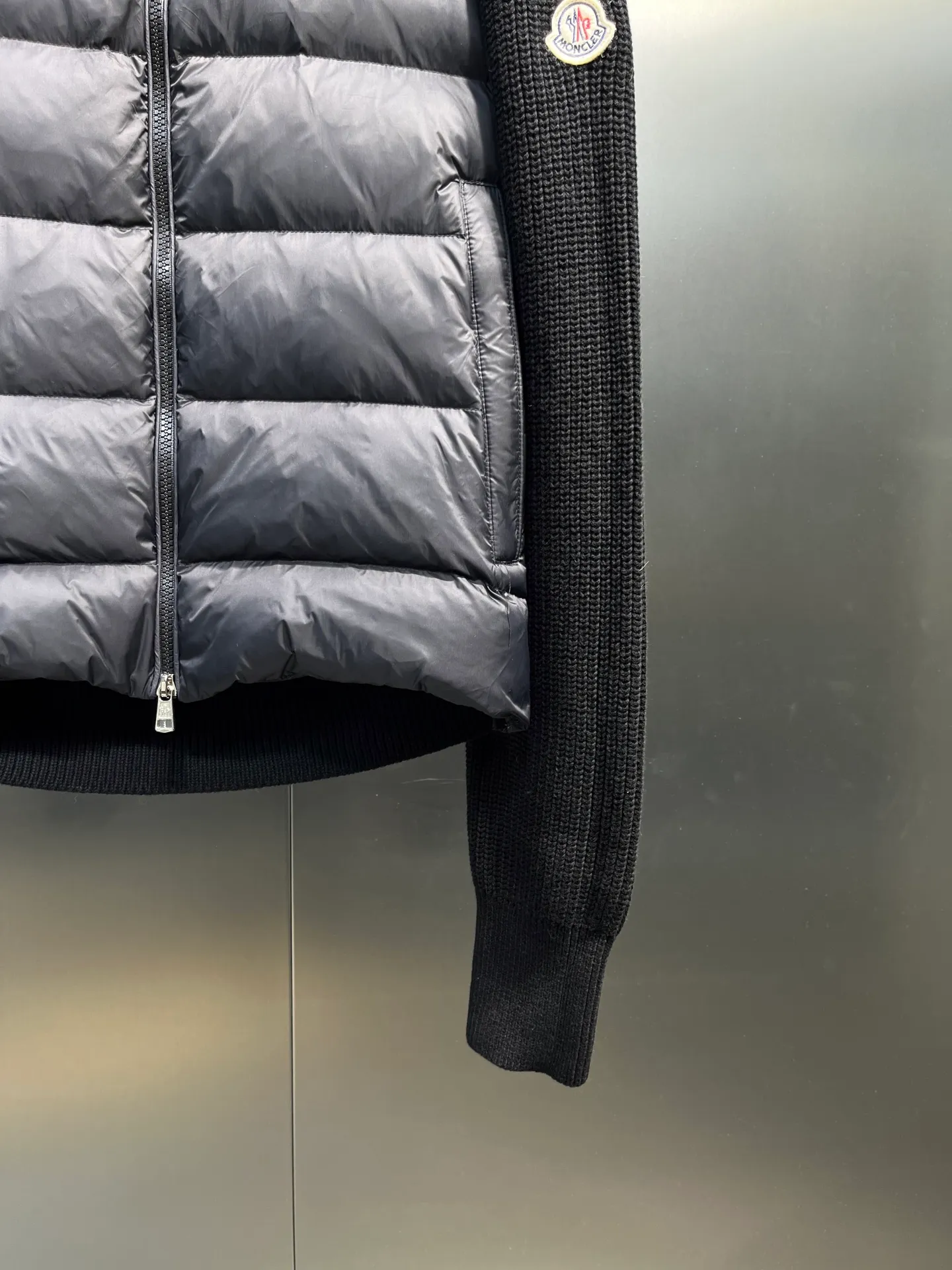 P680 Moncler Mouth Cover 🌟 Men’s new early autumn product. Classic stand collar zippered wool knit patchwork jacket single down! A must-have item for winter inner wear and early fall. The striped quilted cropped slim fit is versatile and effortless. The classic red, white and blue zipper design is age-reducing and fashionable. Original customized national standard 90 white duck down filling! Imported lightweight memory silk fabric is breathable and lightweight! Imported machine sewing line technology. The upper body is pure and handsome. Original hardware accessories Original mark Color: black Army green Code number: m-xxxl