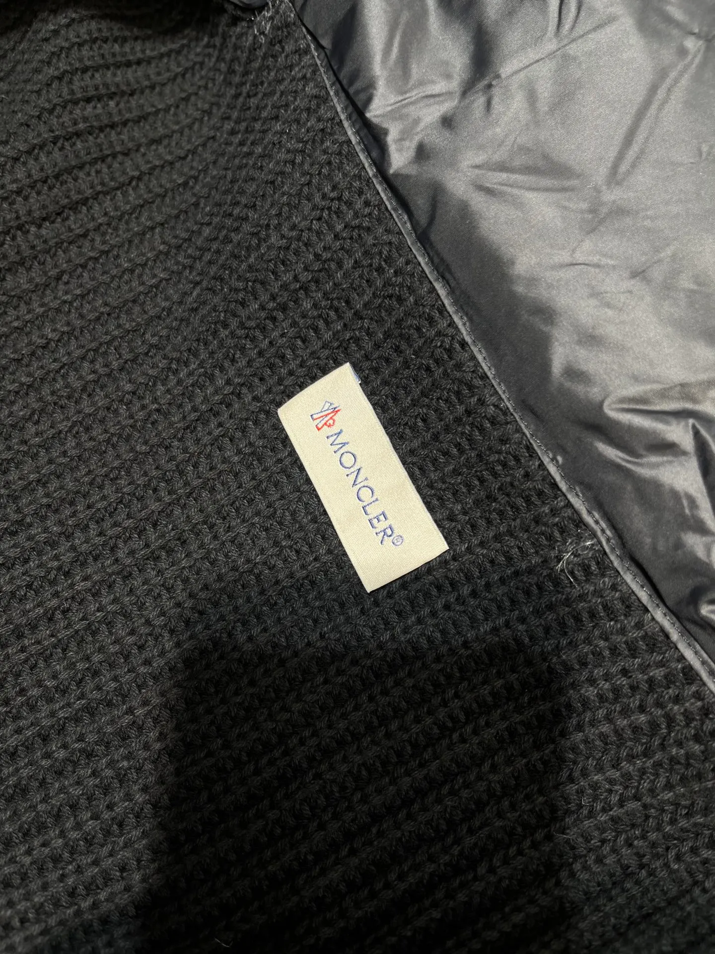 P680 Moncler Mouth Cover 🌟 Men’s new early autumn product. Classic stand collar zippered wool knit patchwork jacket single down! A must-have item for winter inner wear and early fall. The striped quilted cropped slim fit is versatile and effortless. The classic red, white and blue zipper design is age-reducing and fashionable. Original customized national standard 90 white duck down filling! Imported lightweight memory silk fabric is breathable and lightweight! Imported machine sewing line technology. The upper body is pure and handsome. Original hardware accessories Original mark Color: black Army green Code number: m-xxxl