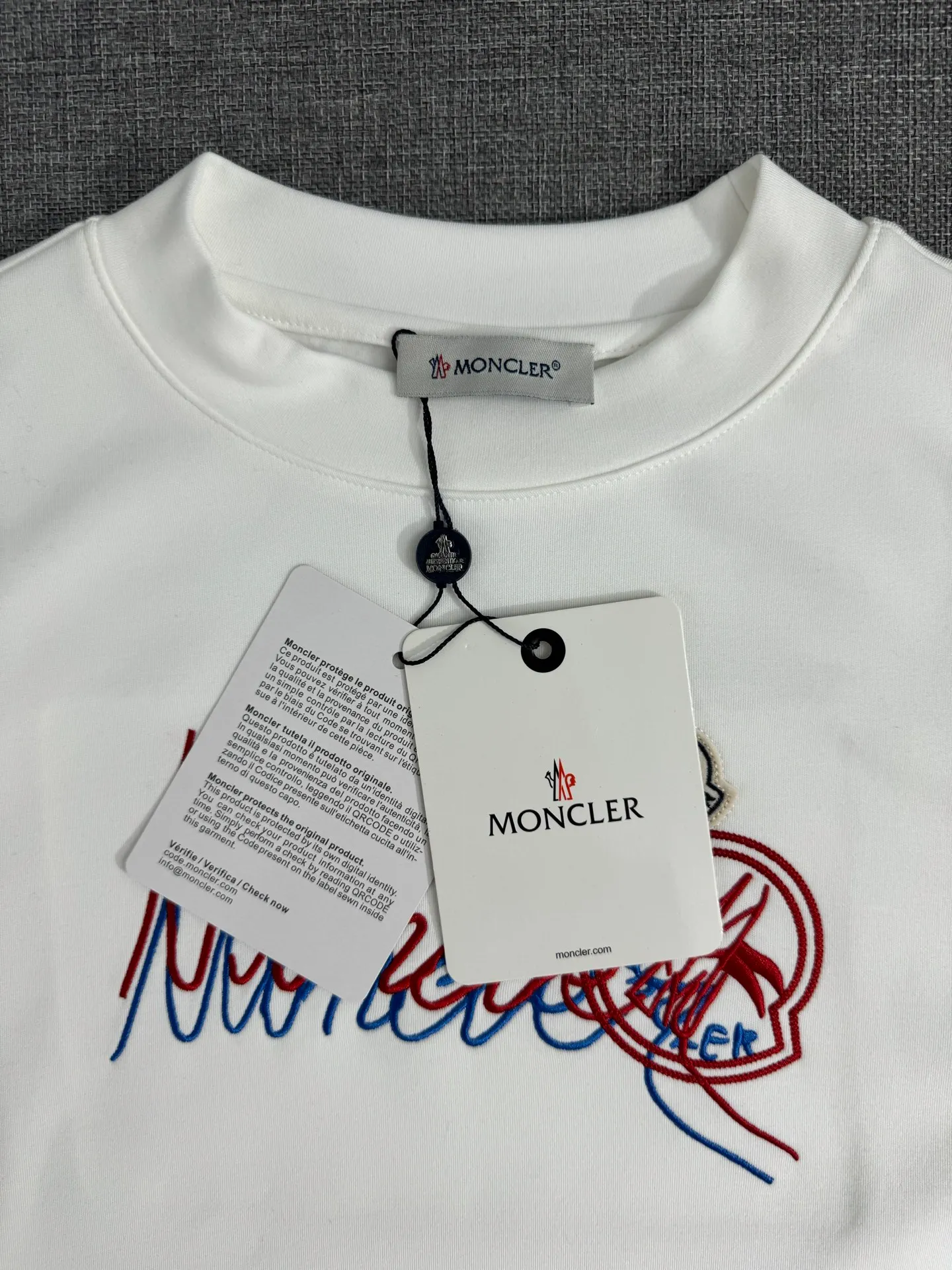 P310 Moncler half-high collar letter embroidered plus velvet long-sleeved bottoming shirt. The fabric is soft. Made of imported high-density double-sided stretch cotton fabric. Same style for men and women. Full details. Original pattern. Size: S-2XL.