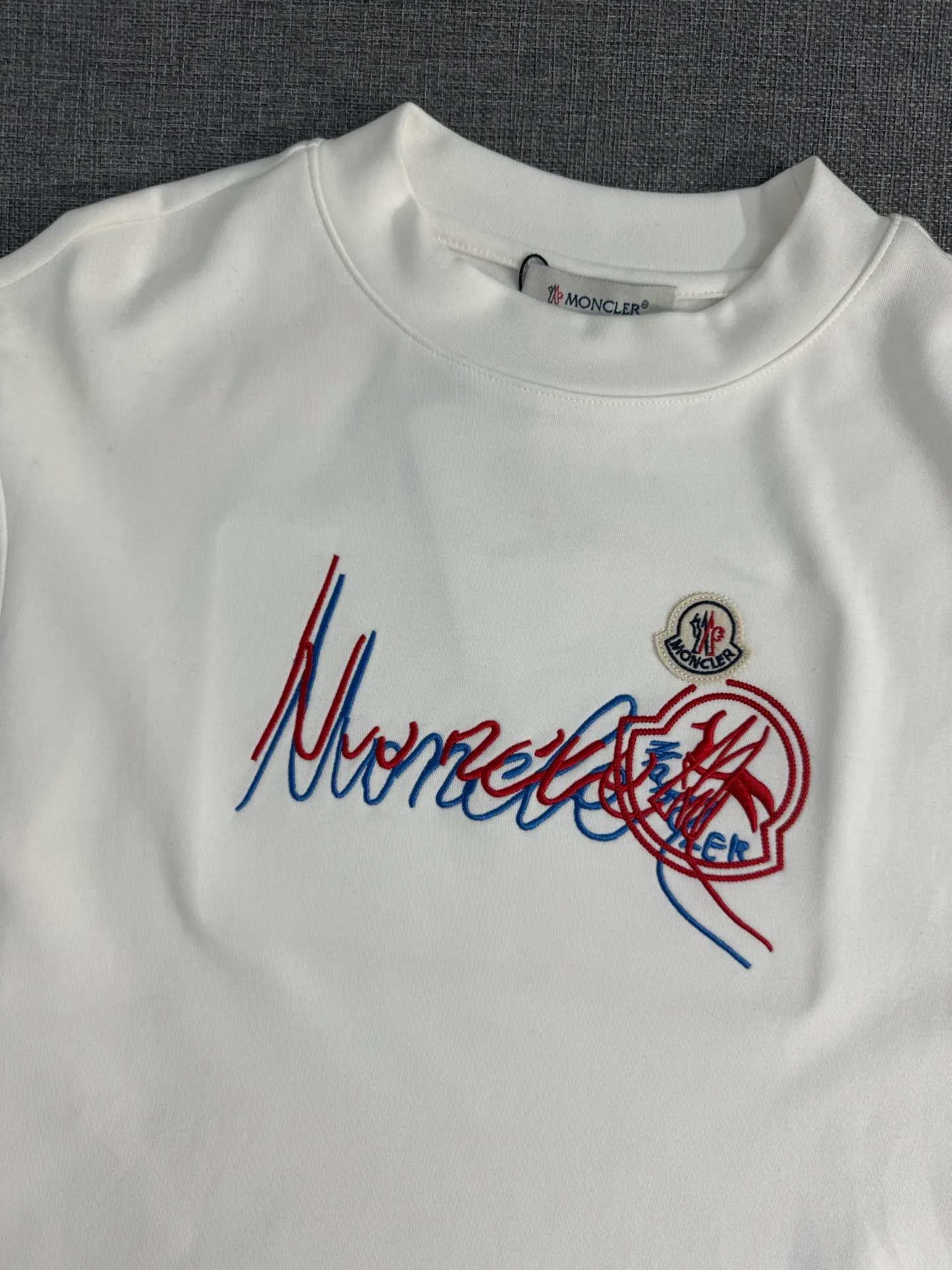 P310 Moncler half-high collar letter embroidered plus velvet long-sleeved bottoming shirt. The fabric is soft. Made of imported high-density double-sided stretch cotton fabric. Same style for men and women. Full details. Original pattern. Size: S-2XL.